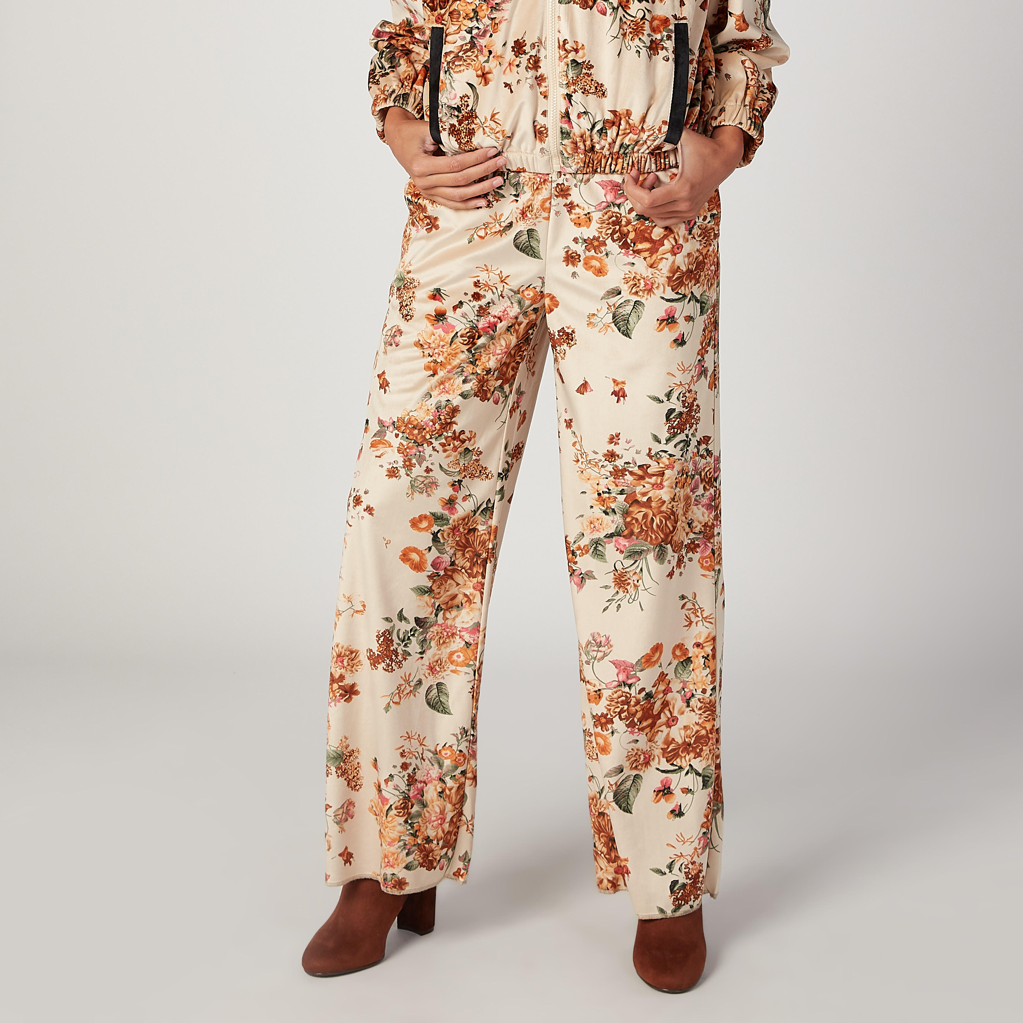 بنطلون بالازو بقصّة واسعة وخصر مطاطي وطبعات زهرية-women-clothing-bottoms-trousers-image-1