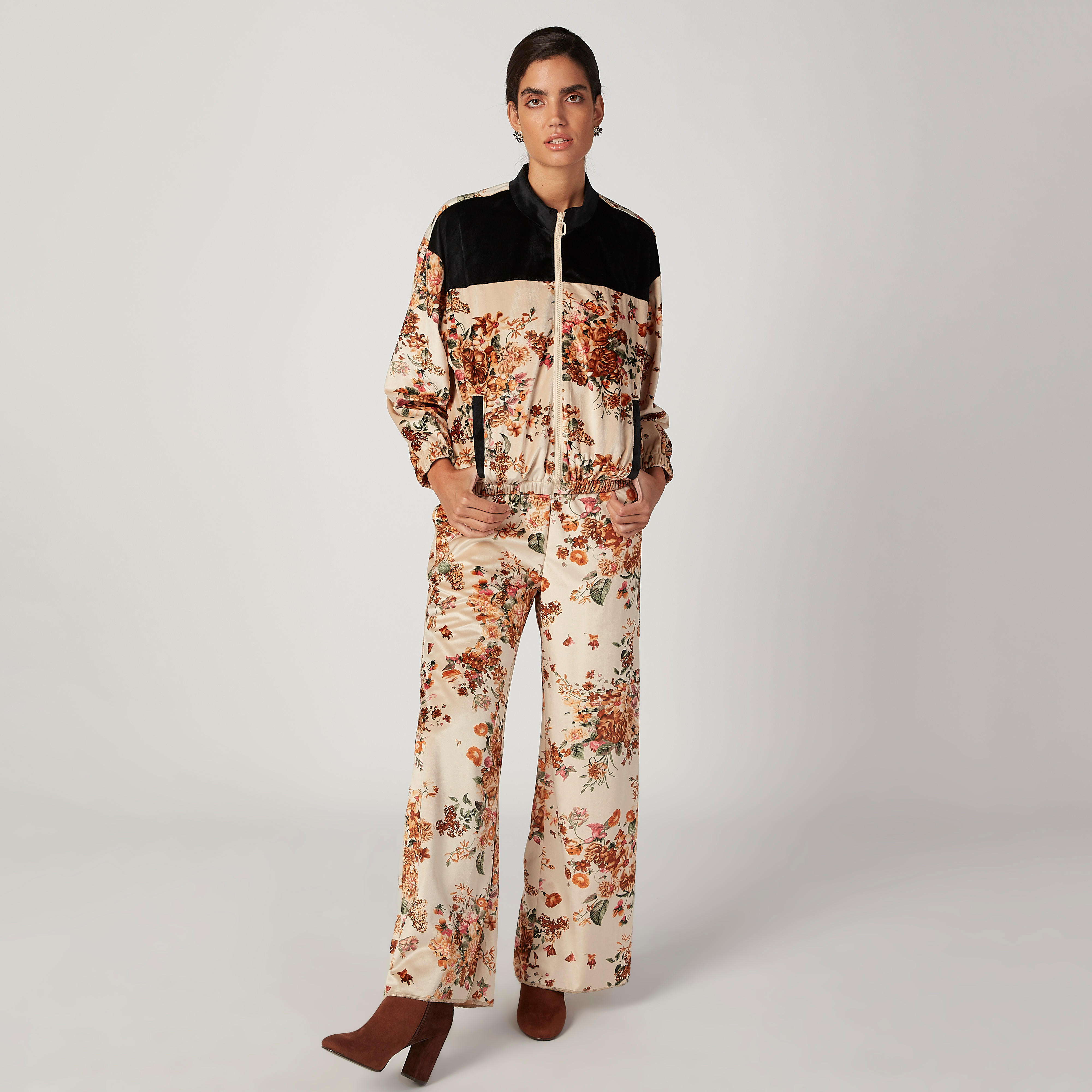 بنطلون بالازو بقصّة واسعة وخصر مطاطي وطبعات زهرية-women-clothing-bottoms-trousers-image-2