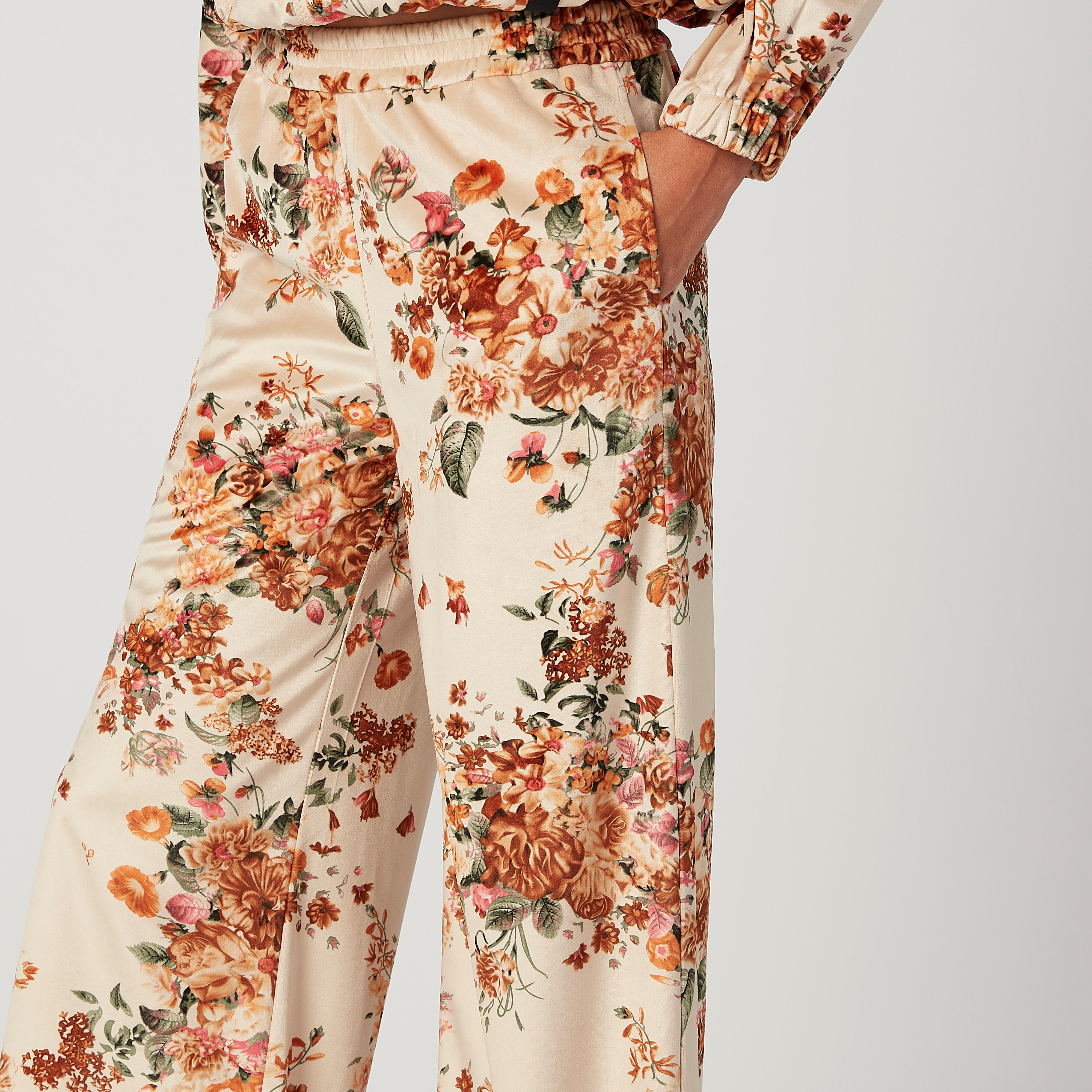 بنطلون بالازو بقصّة واسعة وخصر مطاطي وطبعات زهرية-women-clothing-bottoms-trousers-image-3
