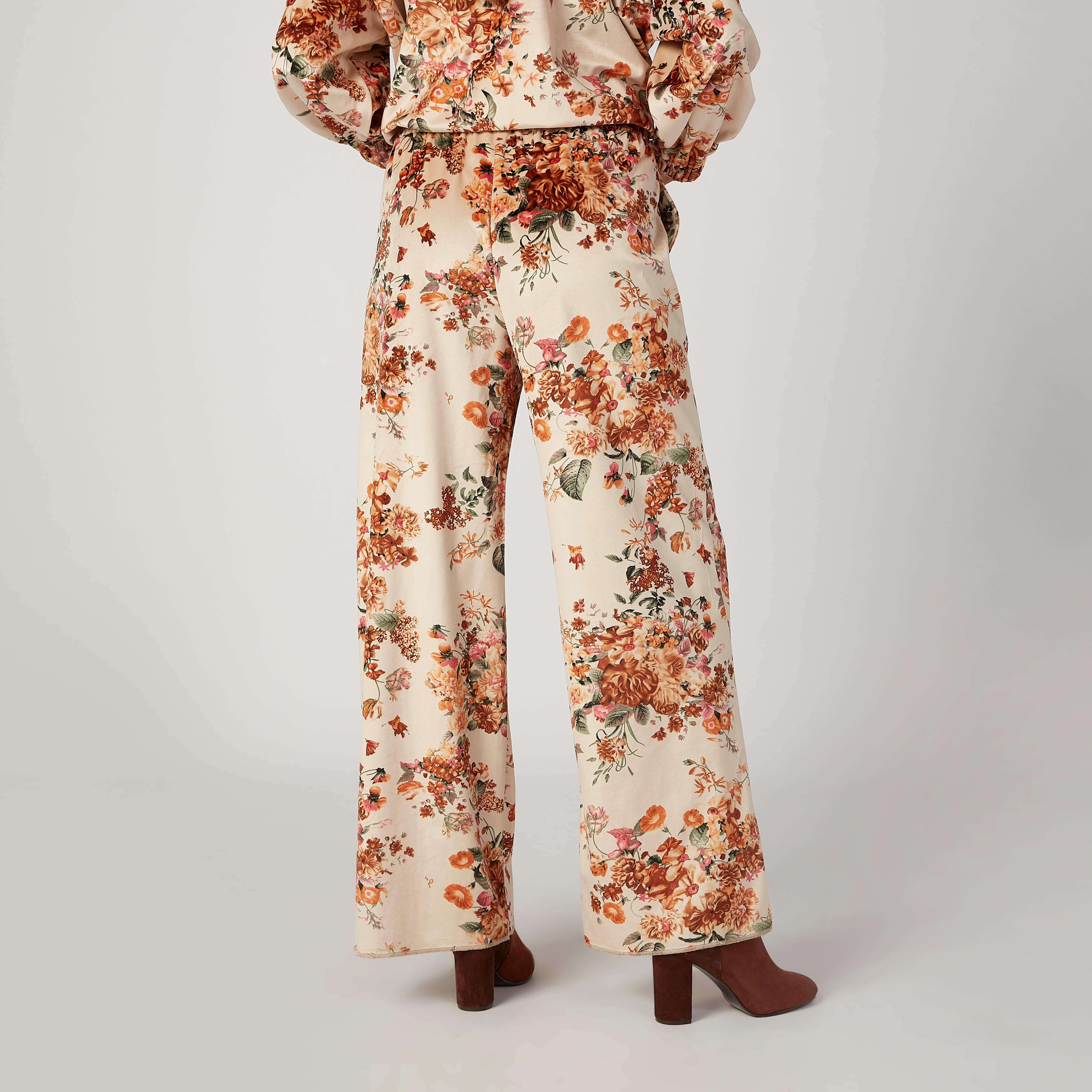 بنطلون بالازو بقصّة واسعة وخصر مطاطي وطبعات زهرية-women-clothing-bottoms-trousers-image-4