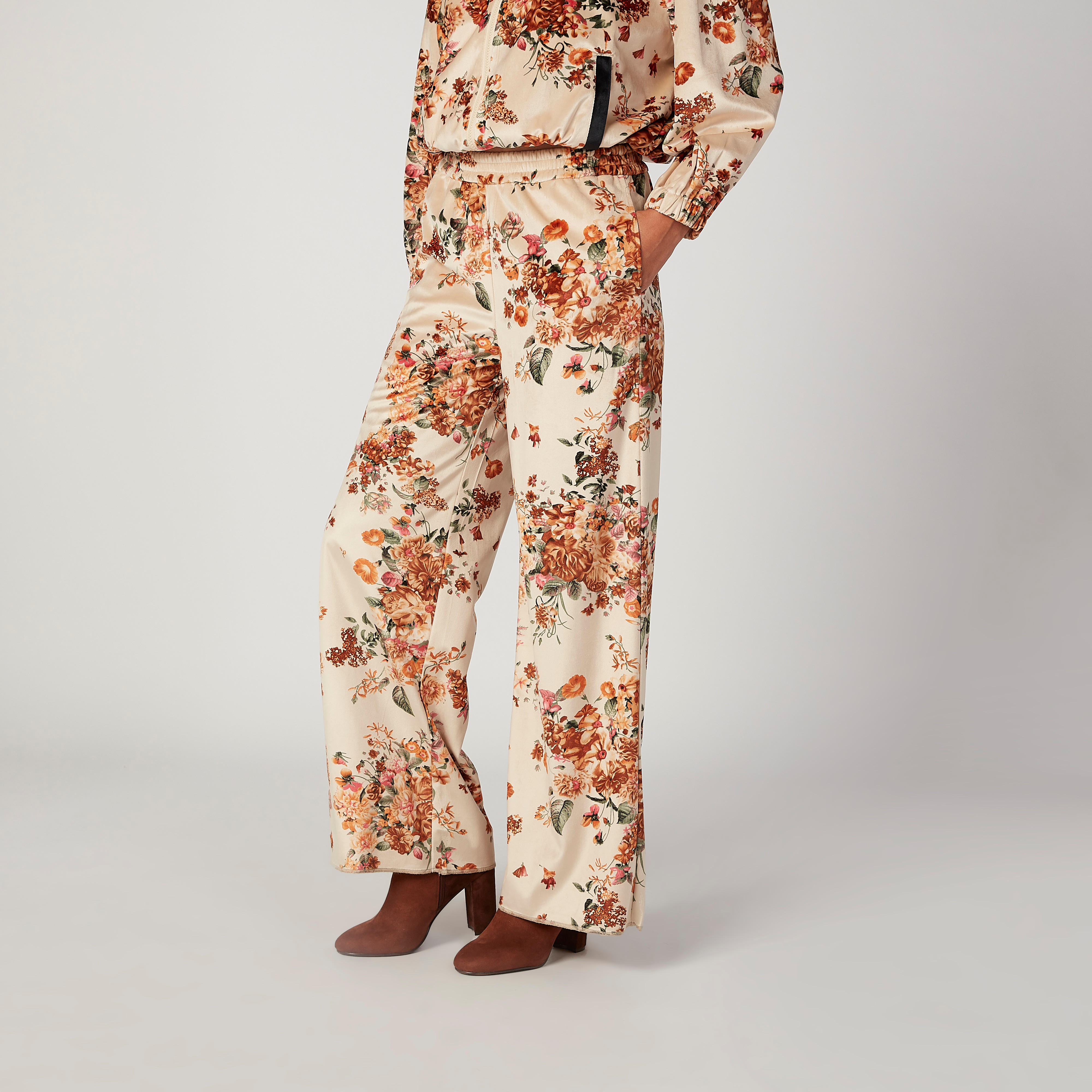 بنطلون بالازو بقصّة واسعة وخصر مطاطي وطبعات زهرية-women-clothing-bottoms-trousers-image-5