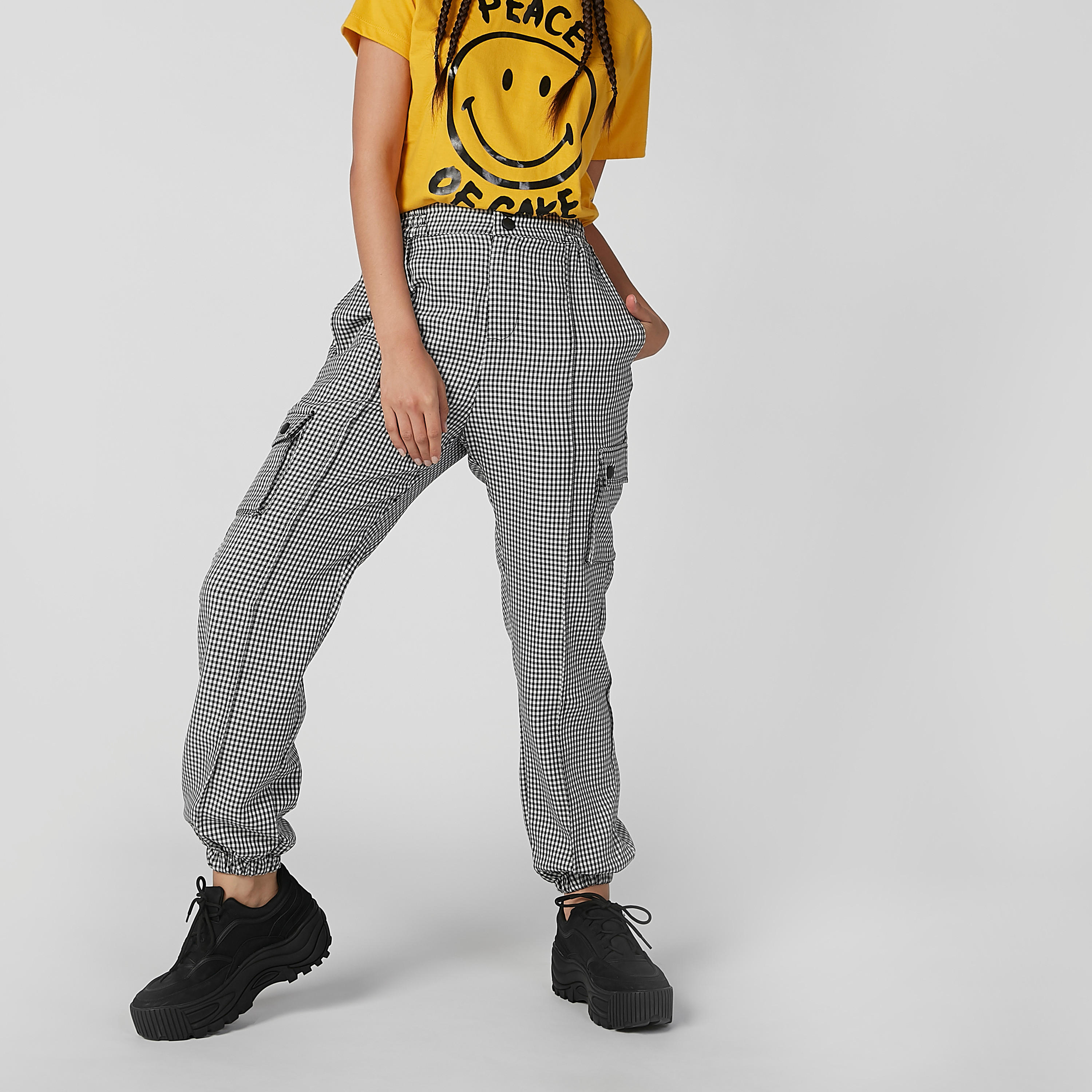 بنطلون رياضي طويل كاروهات بخصر متوسط الارتفاع وجيوب-women-clothing-bottoms-joggers-image-1