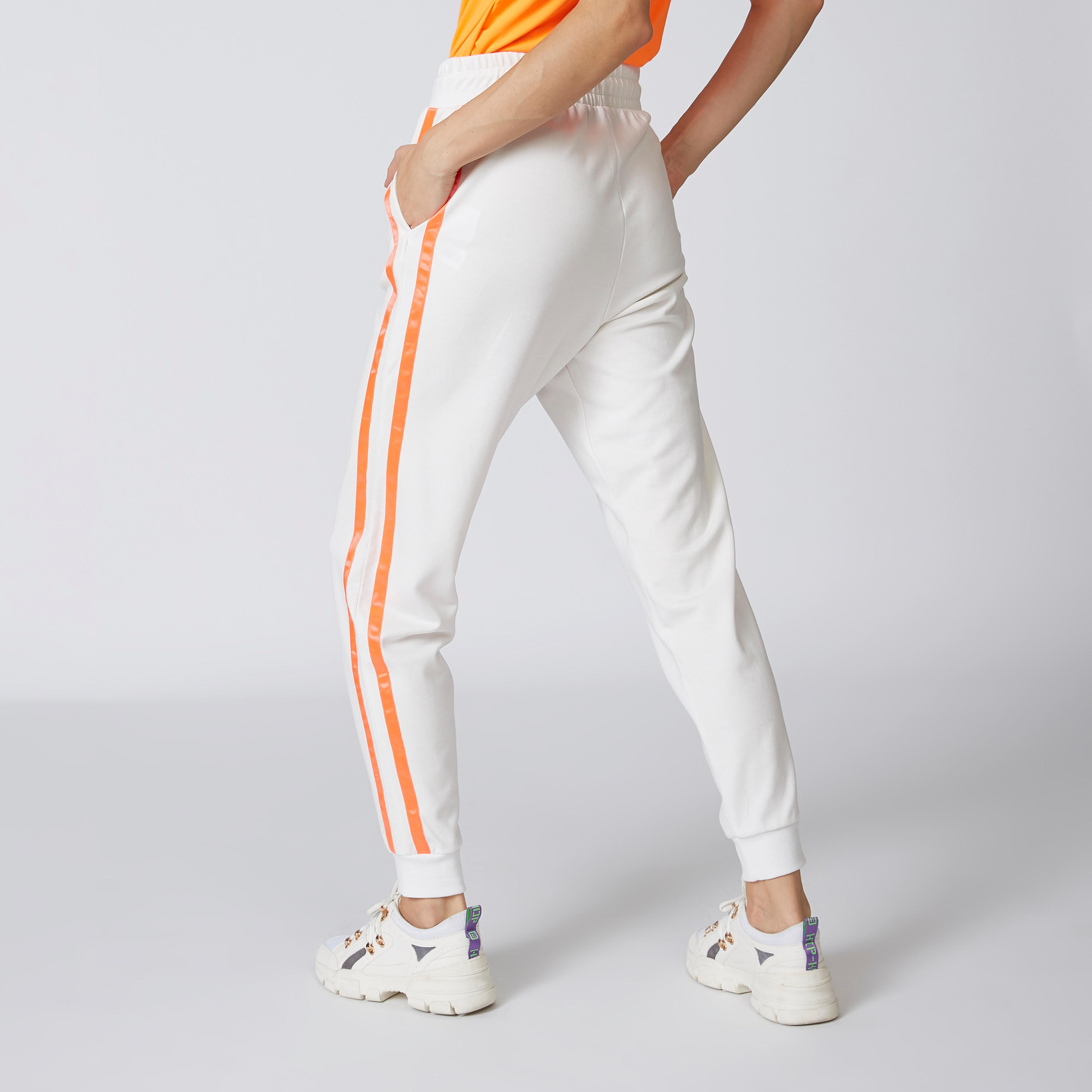 بنطلون رياضي سادة برباط وخصر متوسط الارتفاع وشريطة-women-clothing-bottoms-joggers-image-2