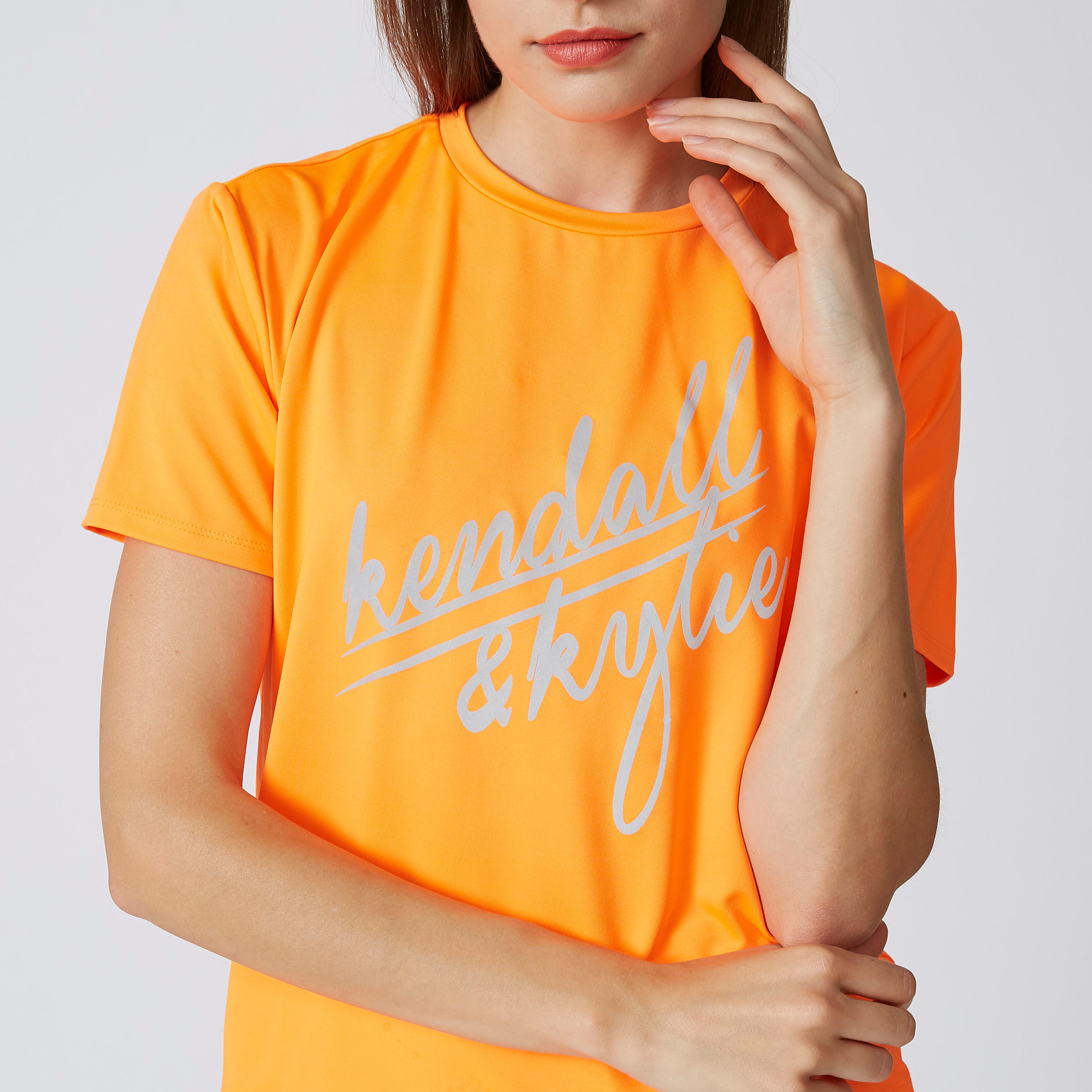 تيشيرت بياقة مستديرة وأكمام قصيرة وطبعات من كيندال + كيلي-women-clothing-tshirts-image-3