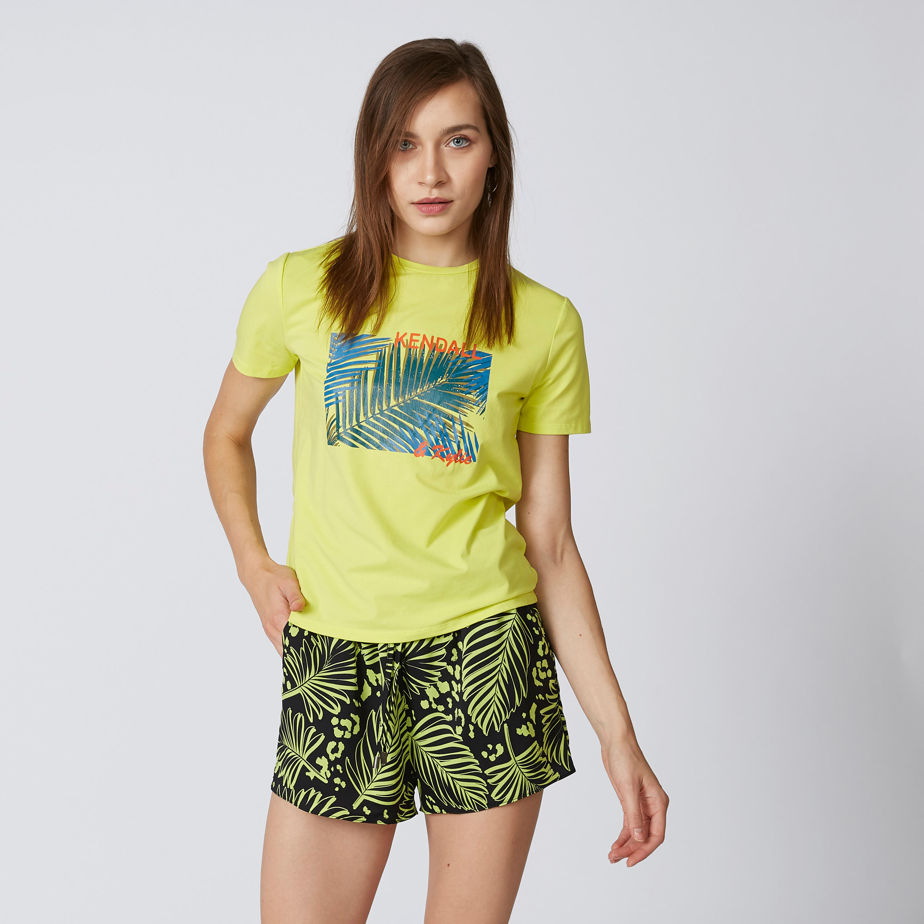 تيشيرت بياقة ضيقة وأكمام قصيرة وطبعات جرافيك من كيندال + كيلي-women-clothing-tshirts-image-1