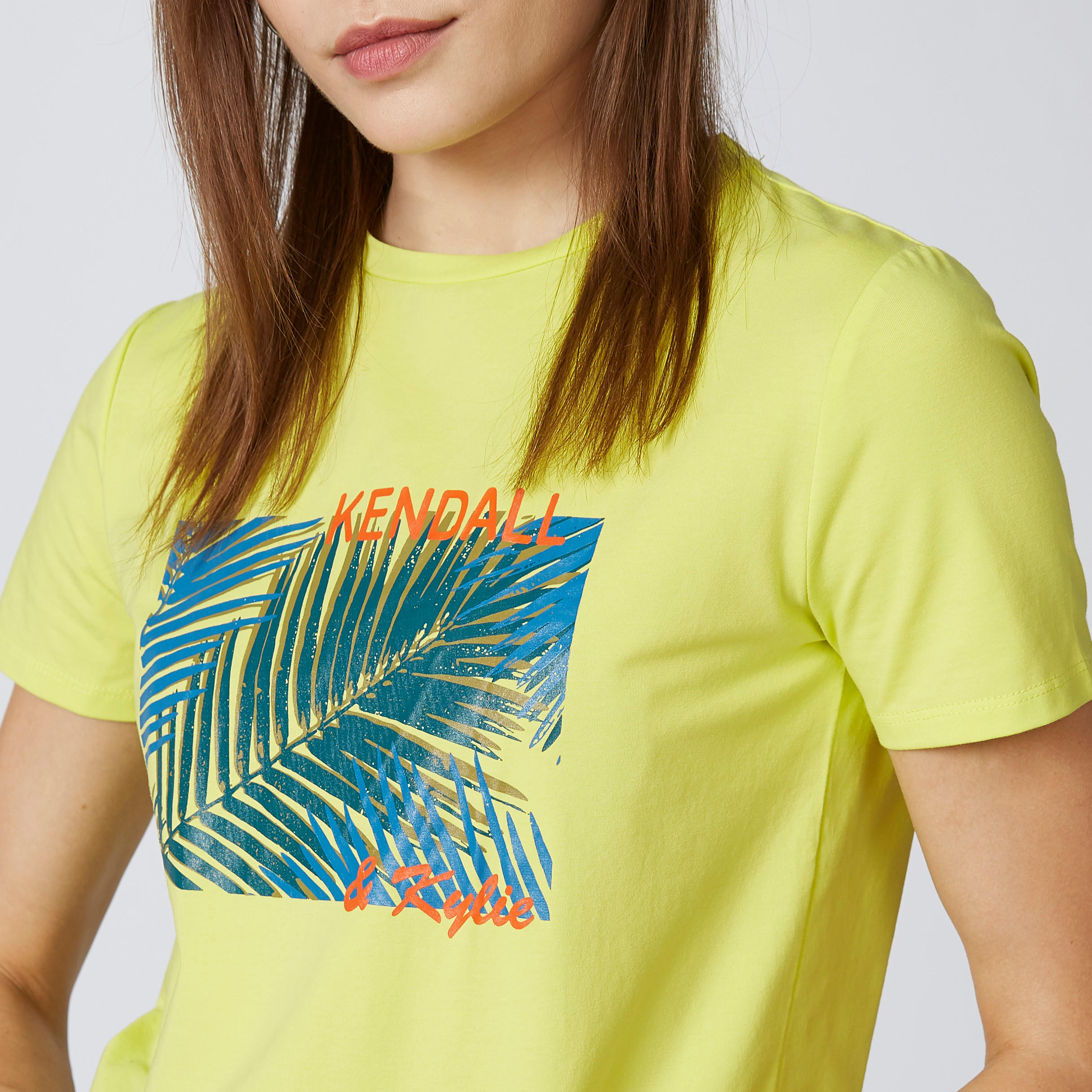 تيشيرت بياقة ضيقة وأكمام قصيرة وطبعات جرافيك من كيندال + كيلي-women-clothing-tshirts-image-4