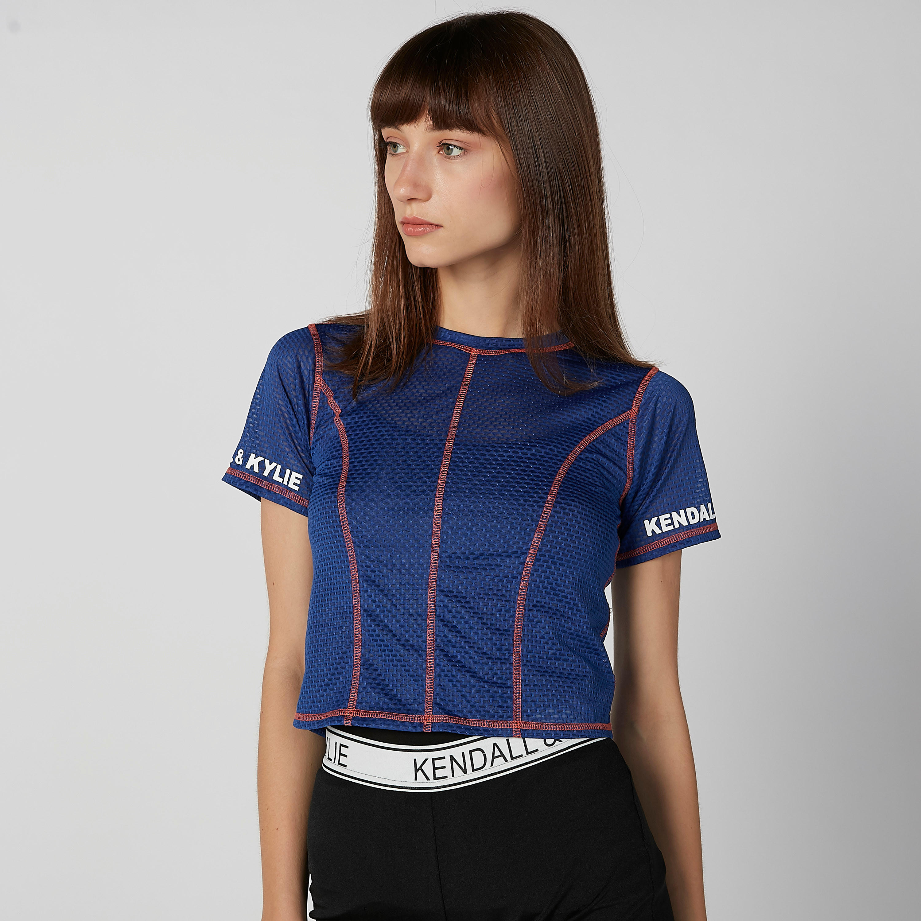 بلوزة قصيرة بارزة الملمس بياقة ضيّقة وأكمام قصيرة من كيندال + كيلي-women-clothing-tshirts-image-1