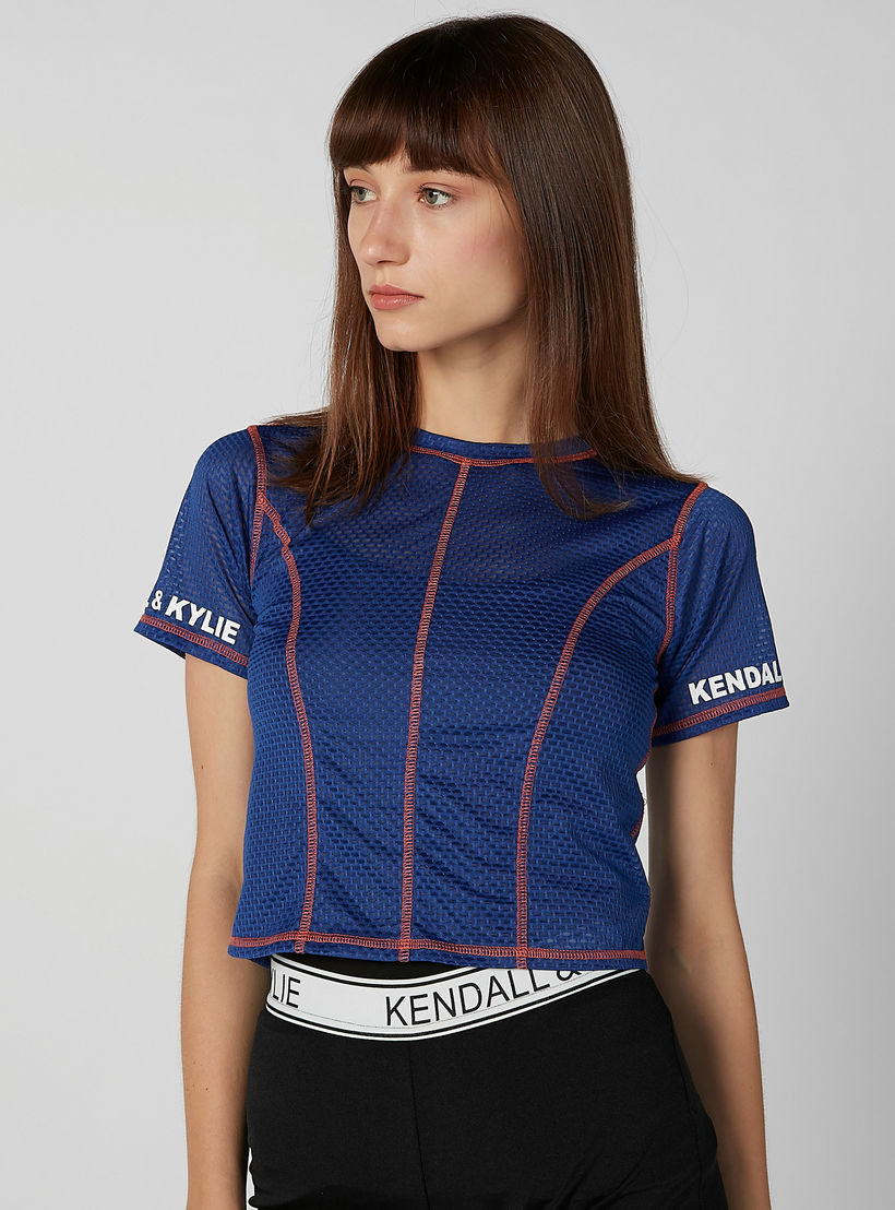 بلوزة قصيرة بارزة الملمس بياقة ضيّقة وأكمام قصيرة من كيندال + كيلي-women-clothing-tshirts-image-1