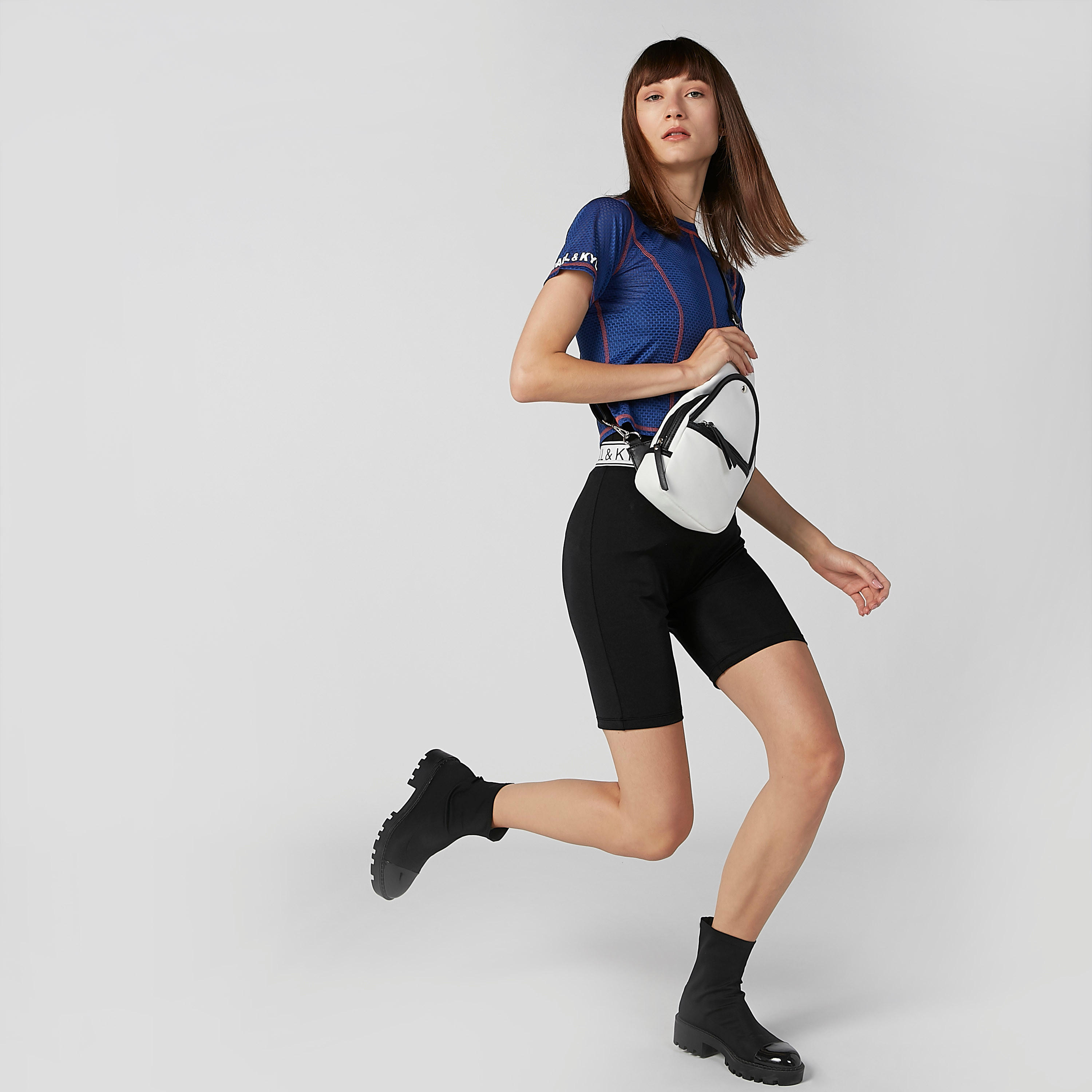 بلوزة قصيرة بارزة الملمس بياقة ضيّقة وأكمام قصيرة من كيندال + كيلي-women-clothing-tshirts-image-2