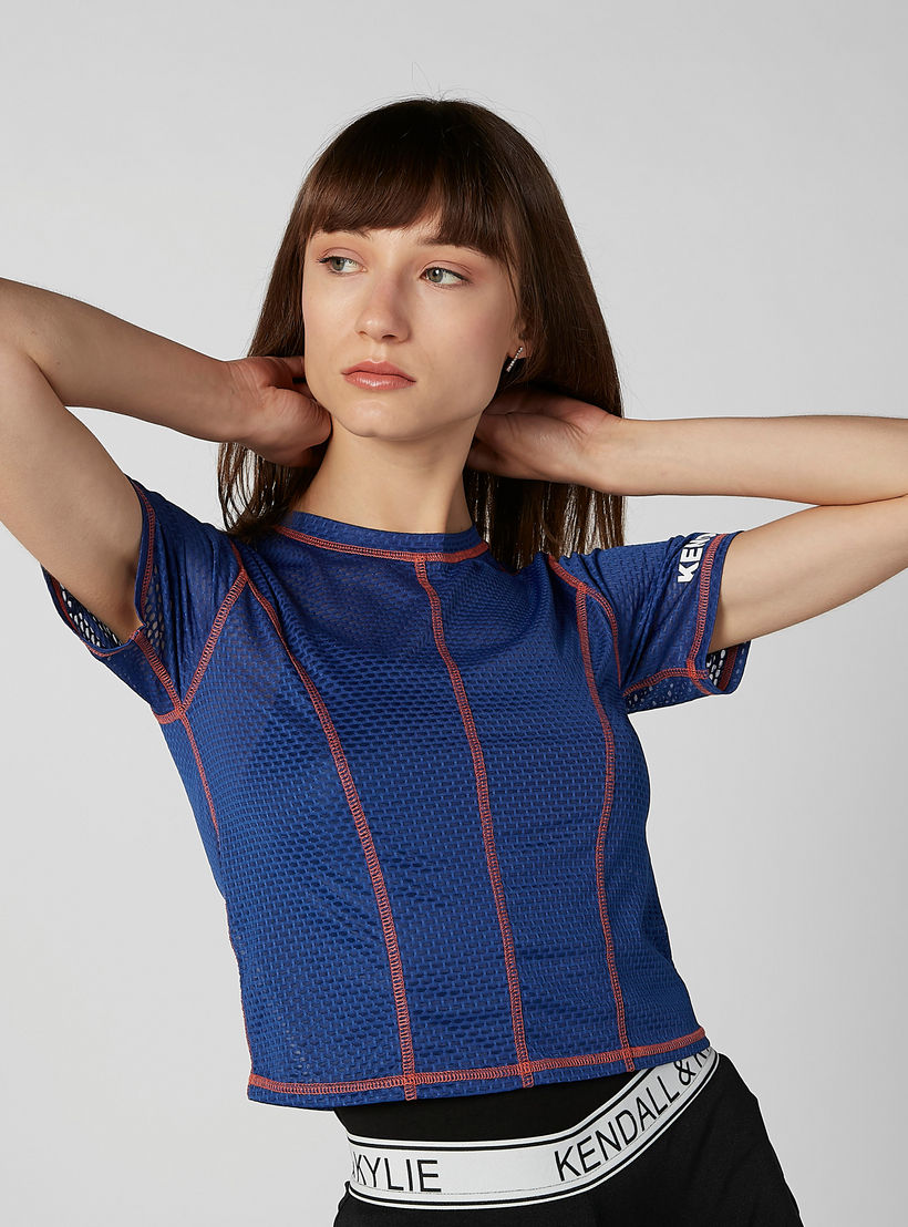 بلوزة قصيرة بارزة الملمس بياقة ضيّقة وأكمام قصيرة من كيندال + كيلي-women-clothing-tshirts-image-3