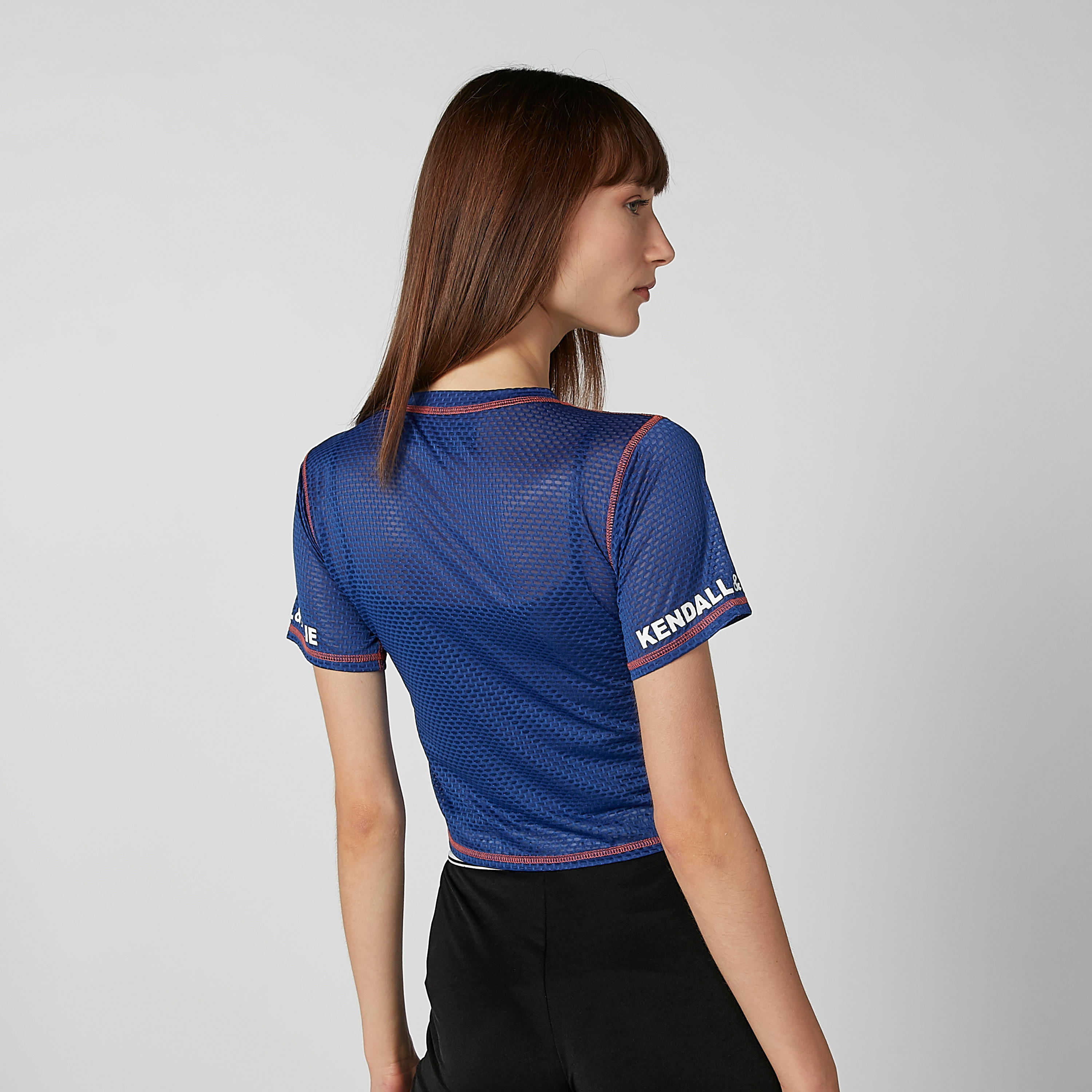 بلوزة قصيرة بارزة الملمس بياقة ضيّقة وأكمام قصيرة من كيندال + كيلي-women-clothing-tshirts-image-4