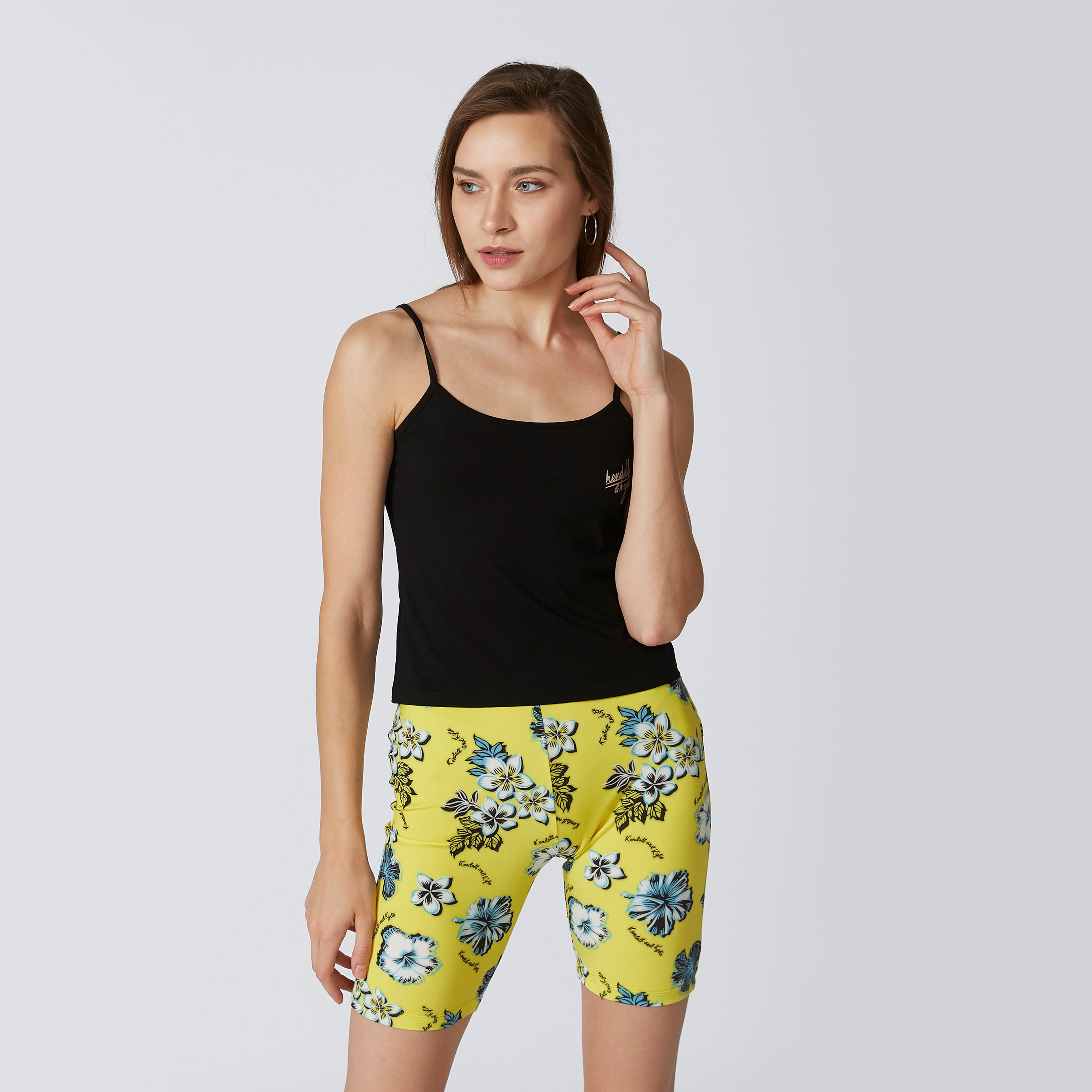 بلوزة كامي بياقة عميقة وأشرطة وطبعات-women-clothing-tshirts-image-5