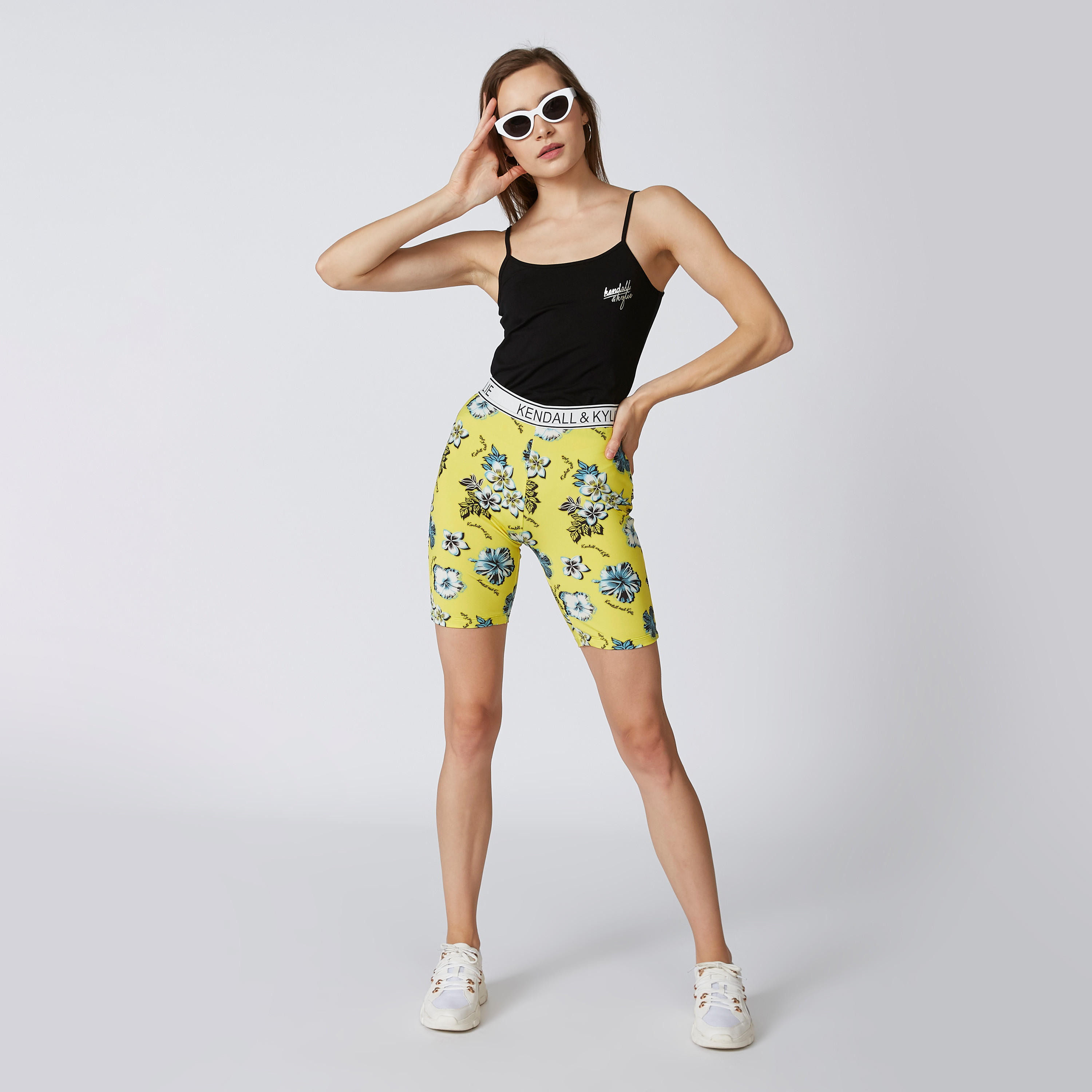 بلوزة كامي بياقة عميقة وأشرطة وطبعات-women-clothing-tshirts-image-4
