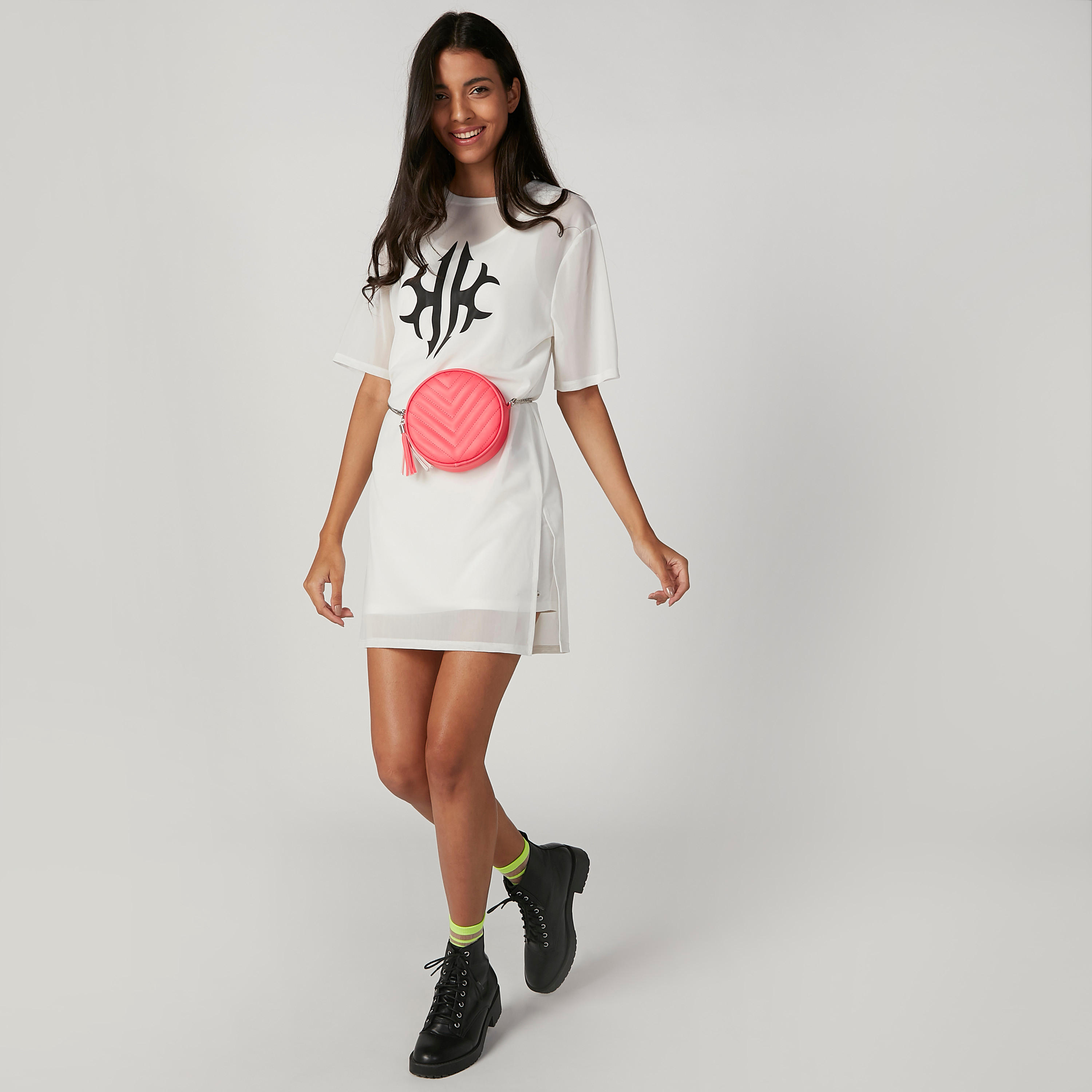 فستان قصير واسع بياقة مستديرة وأكمام قصيرة وطبعات من كيندال + كايلي-women-clothing-dresses-image-4