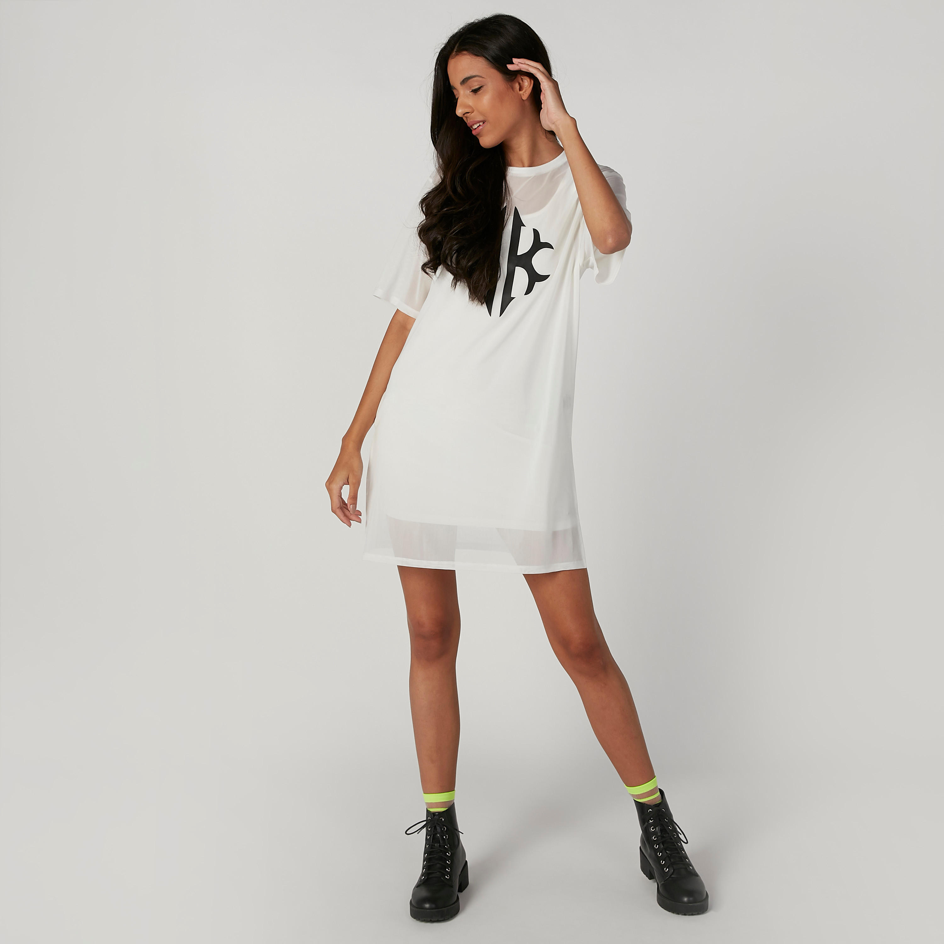 فستان قصير واسع بياقة مستديرة وأكمام قصيرة وطبعات من كيندال + كايلي-women-clothing-dresses-image-6