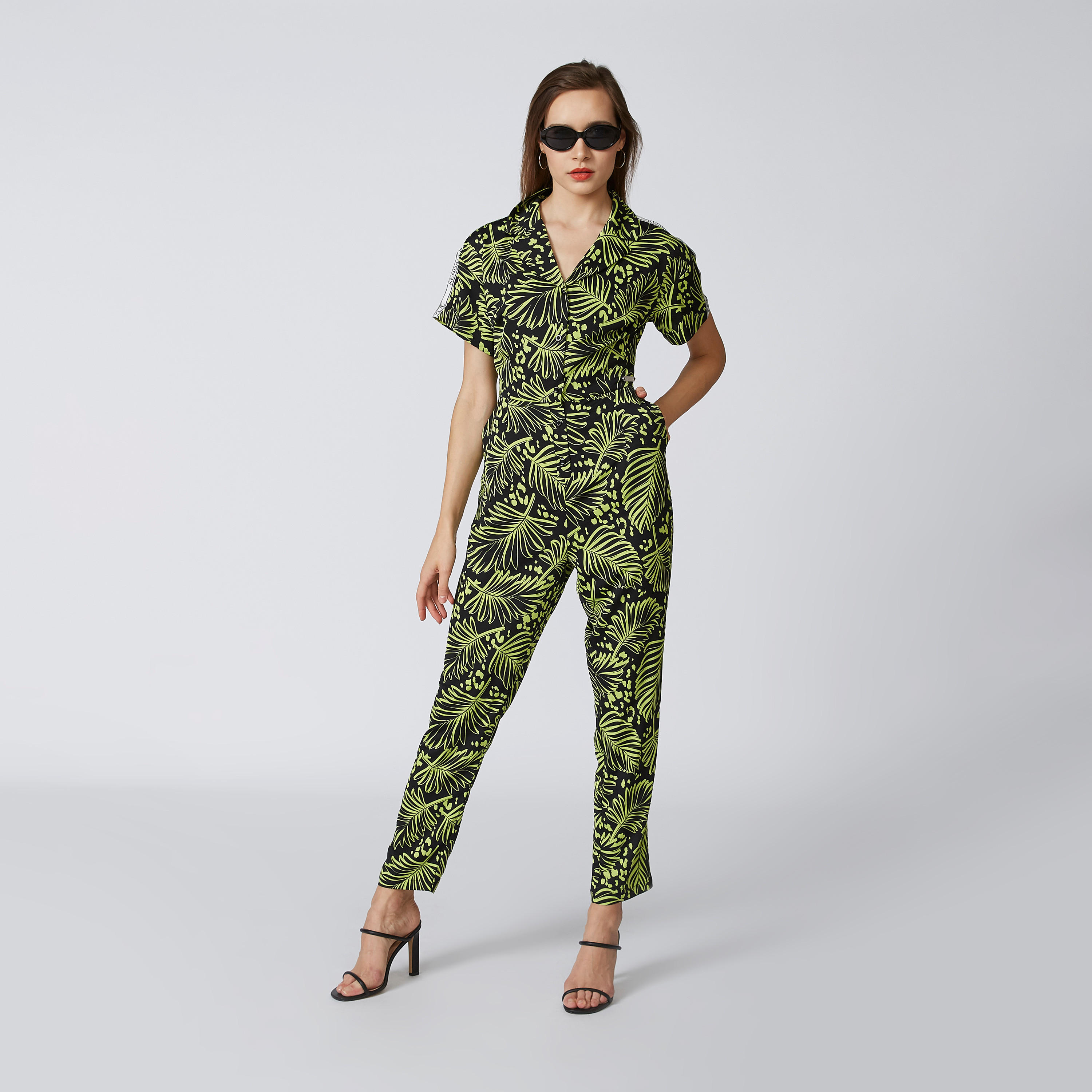 أفرول بياقة V وأكمام قصيرة وشريطة وطبعات-women-clothing-jumpsuits-image-1