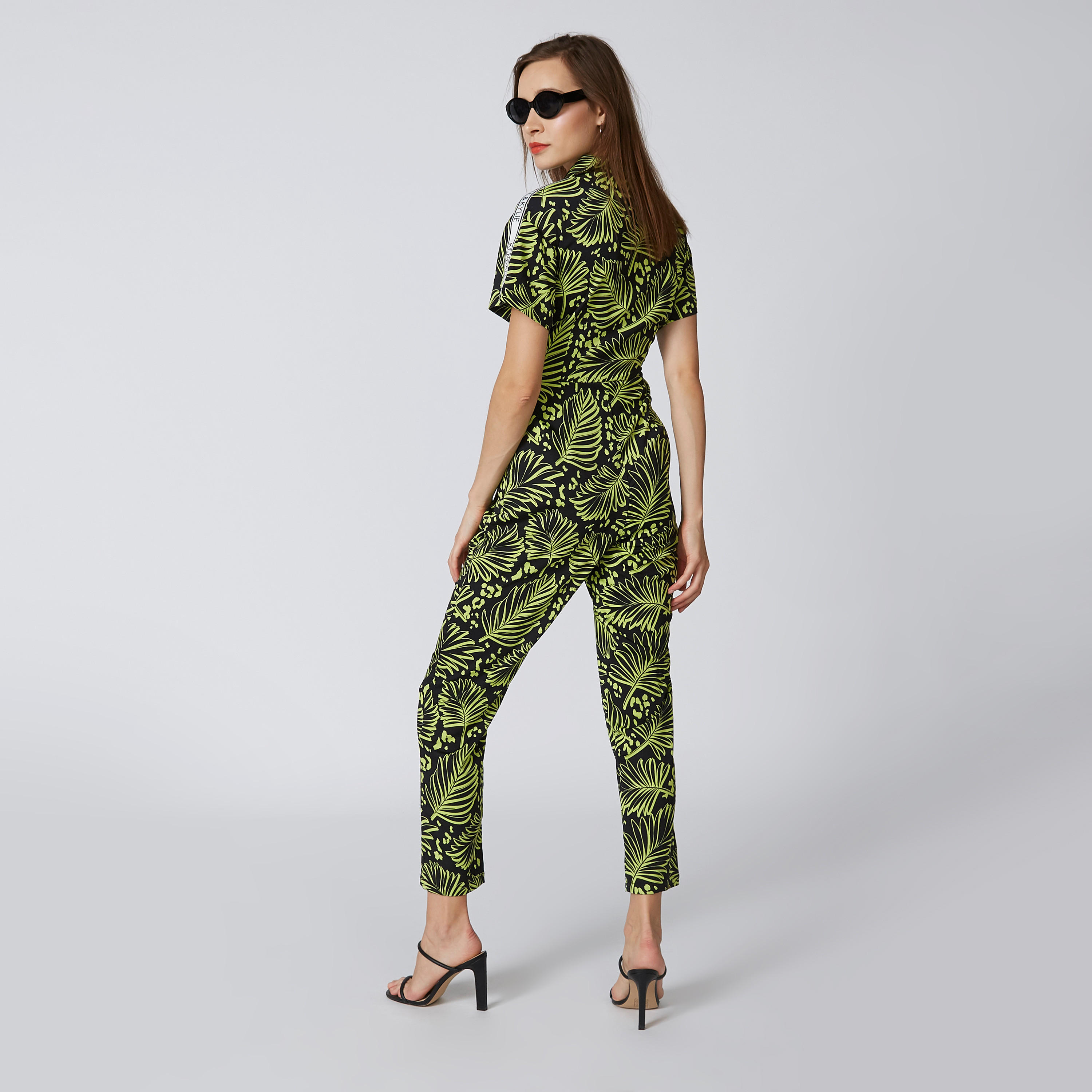 أفرول بياقة V وأكمام قصيرة وشريطة وطبعات-women-clothing-jumpsuits-image-5