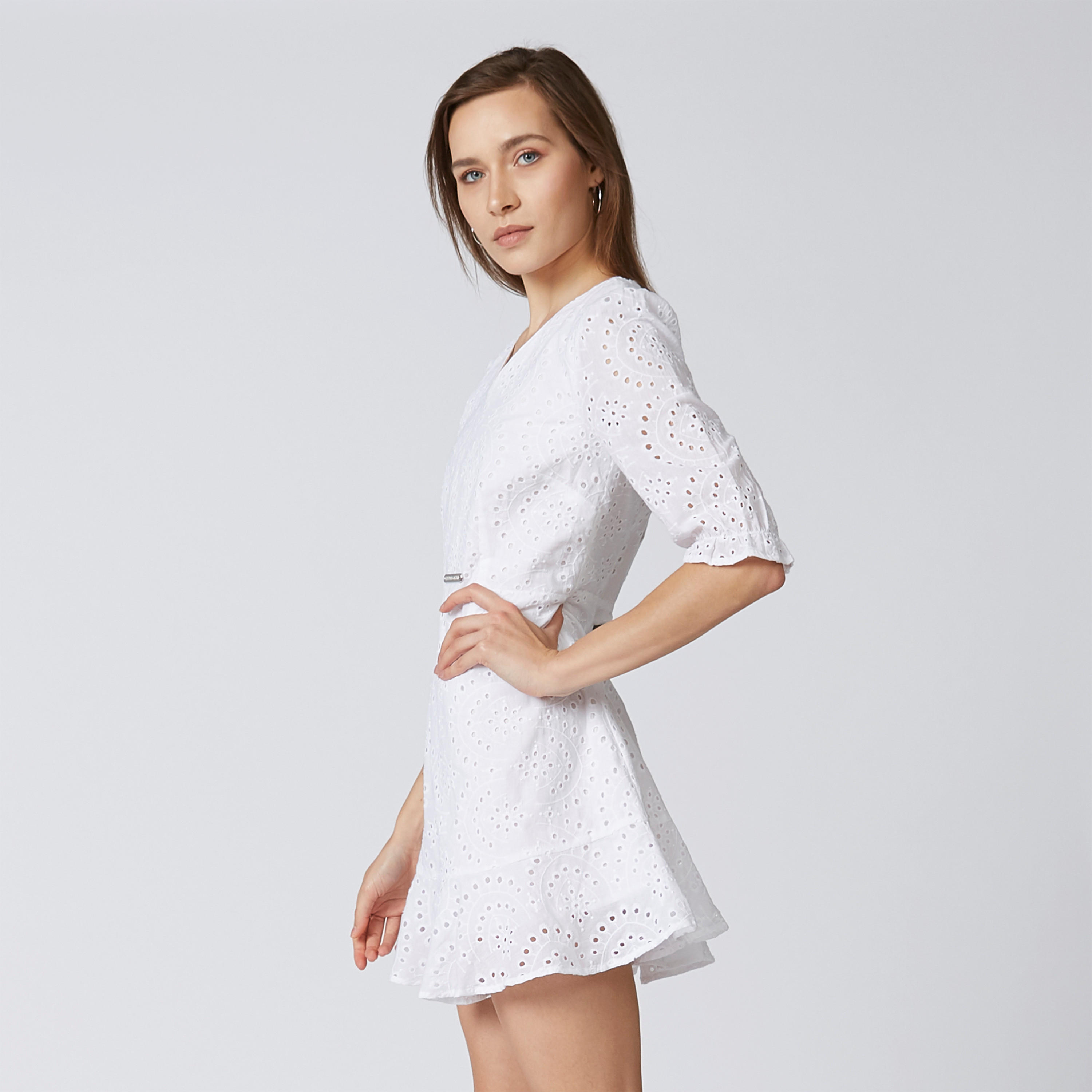 فستان قصير شيفلي بأكمام 3/4 وياقة V-women-clothing-dresses-image-4