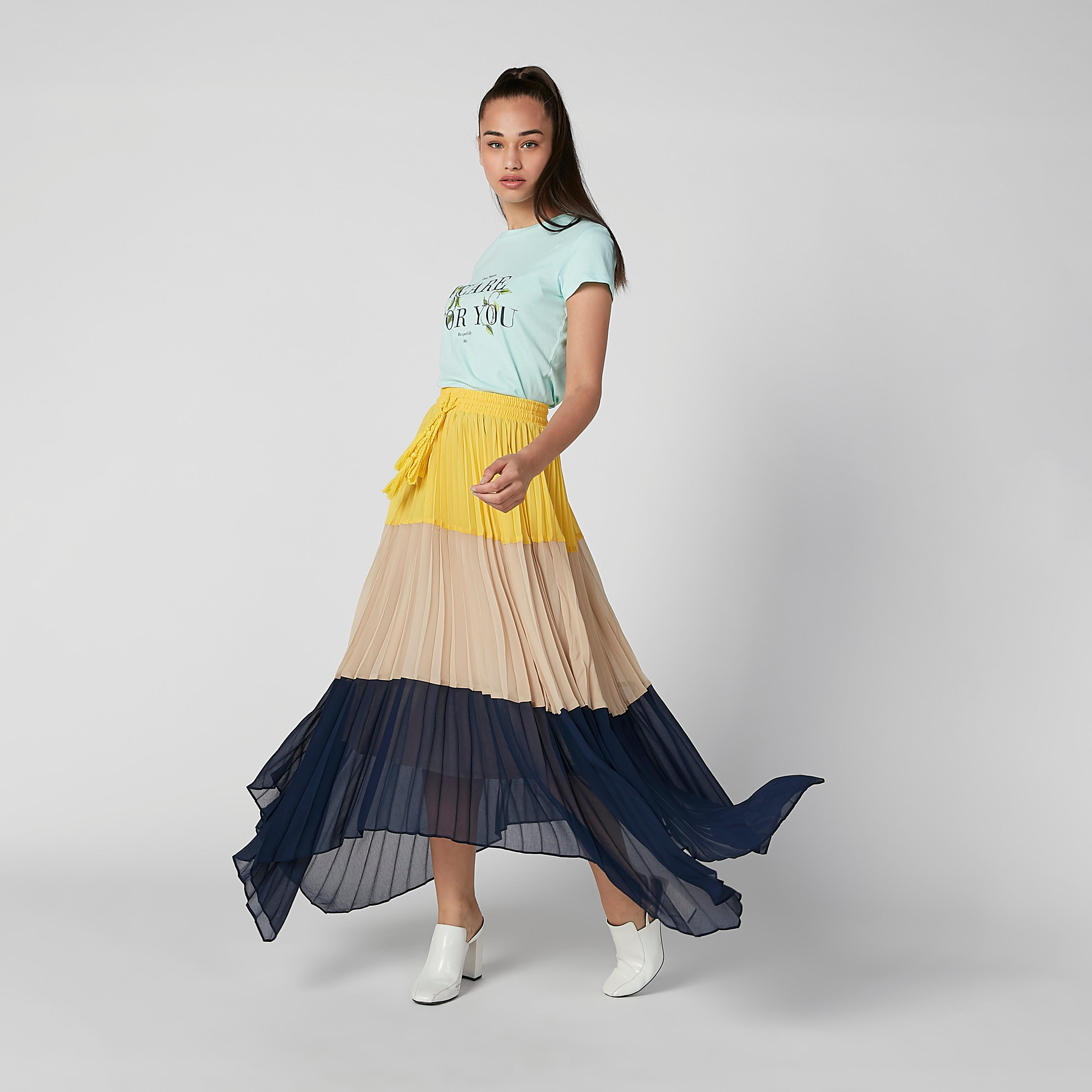 تيشيرت بياقة مستديرة وأكمام كاب وطبعات-women-clothing-tshirts-image-2