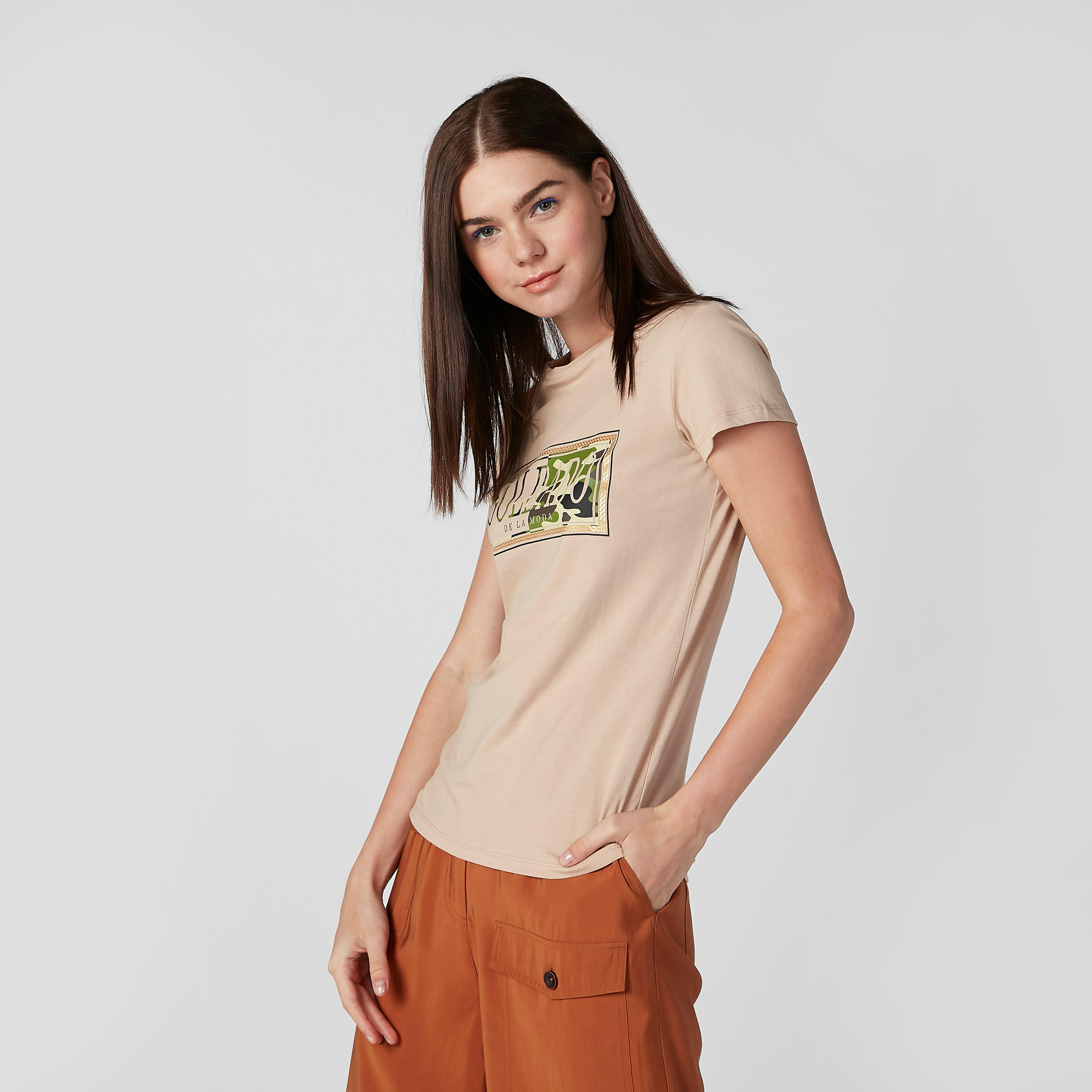 تيشيرت بياقة مستديرة وأكمام كاب وطبعات-women-clothing-tshirts-image-4