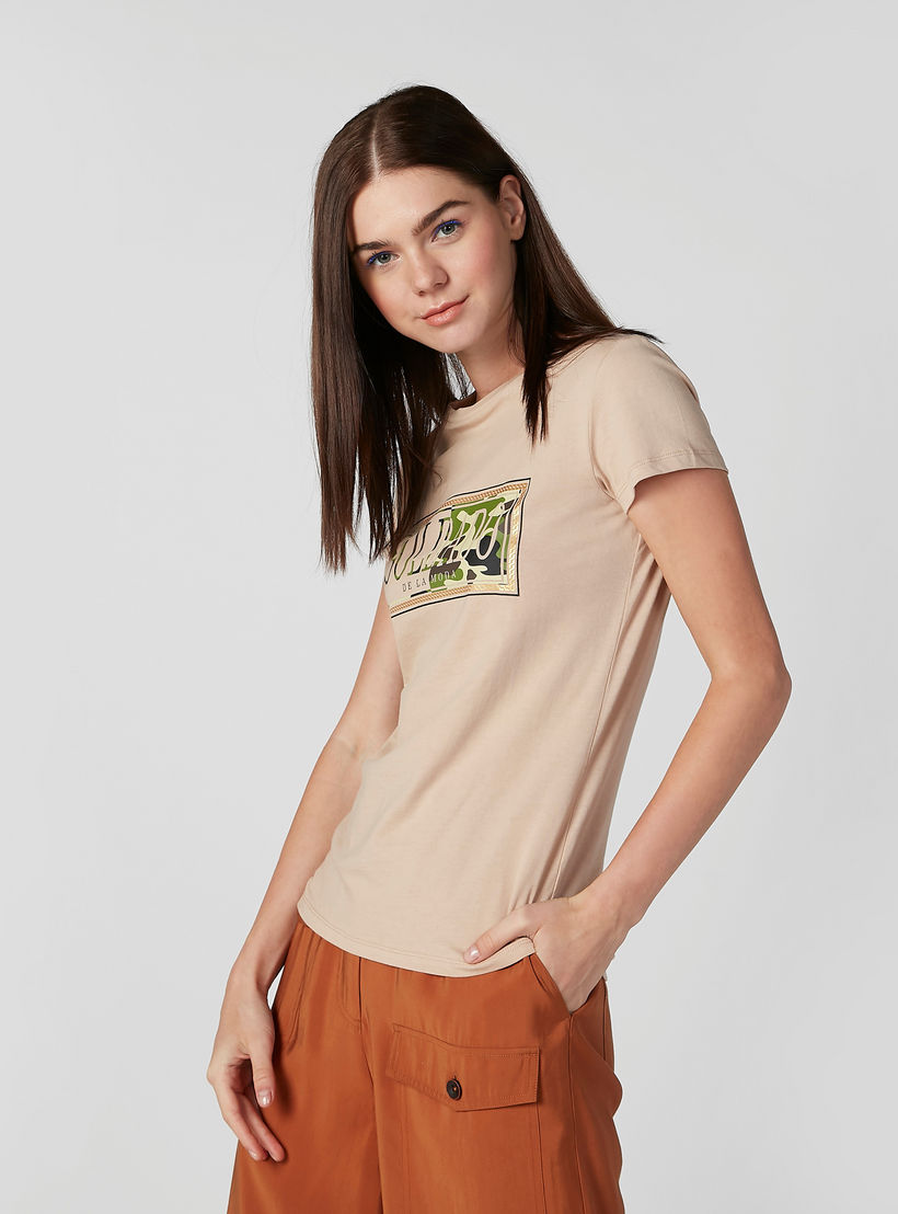 تيشيرت بياقة مستديرة وأكمام كاب وطبعات-women-clothing-tshirts-image-4