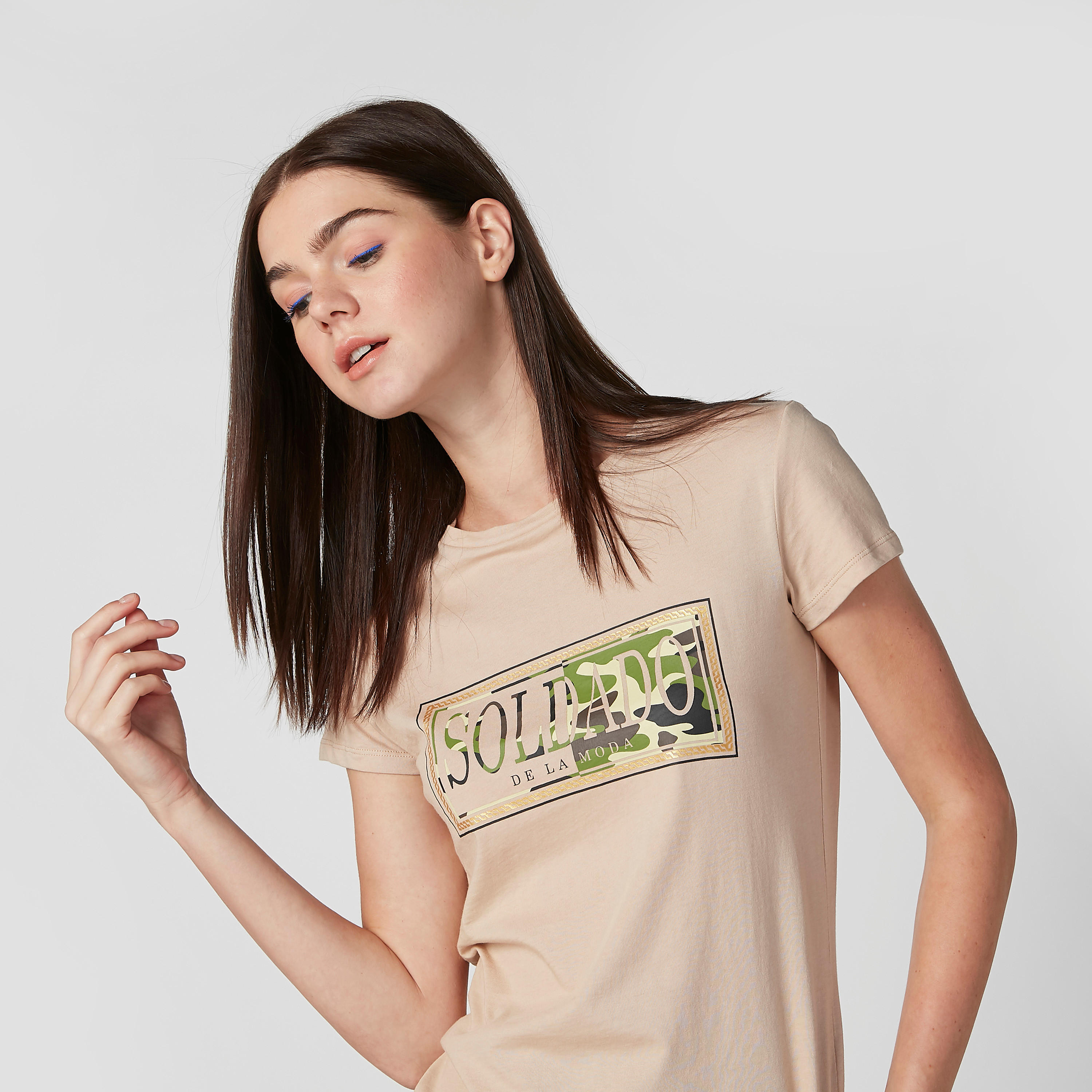 تيشيرت بياقة مستديرة وأكمام كاب وطبعات-women-clothing-tshirts-image-2