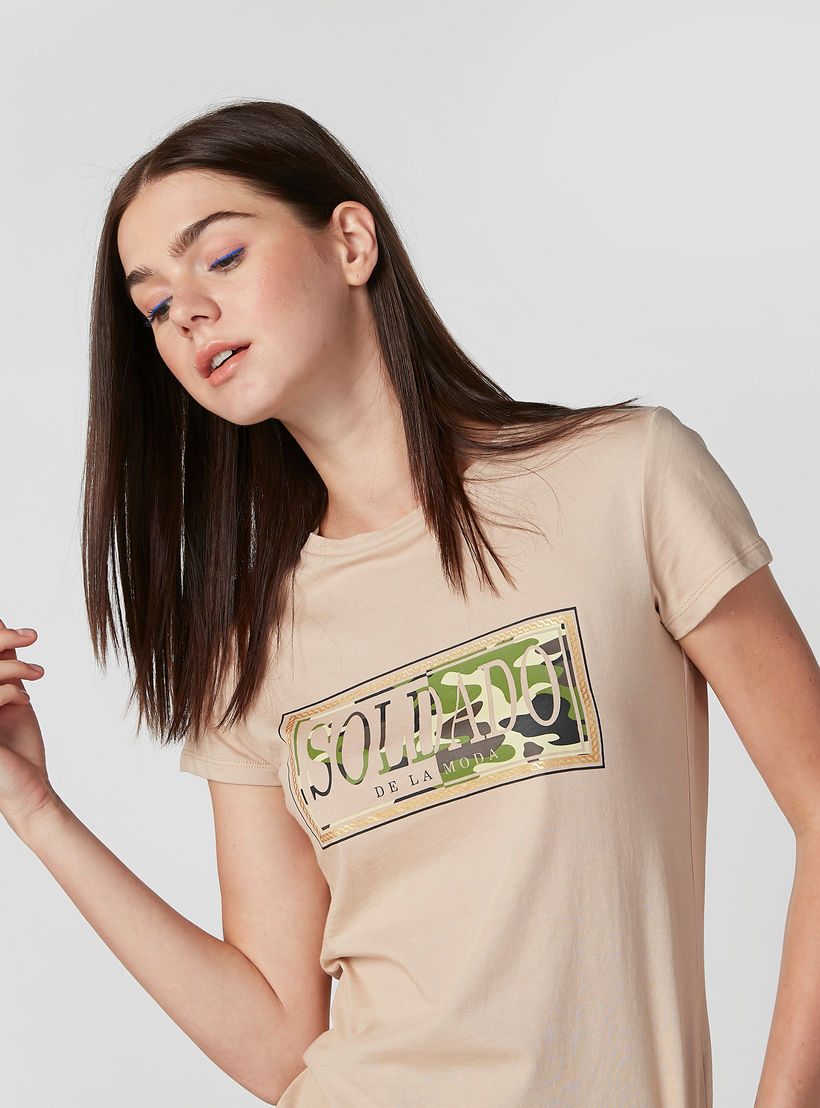 تيشيرت بياقة مستديرة وأكمام كاب وطبعات-women-clothing-tshirts-image-2
