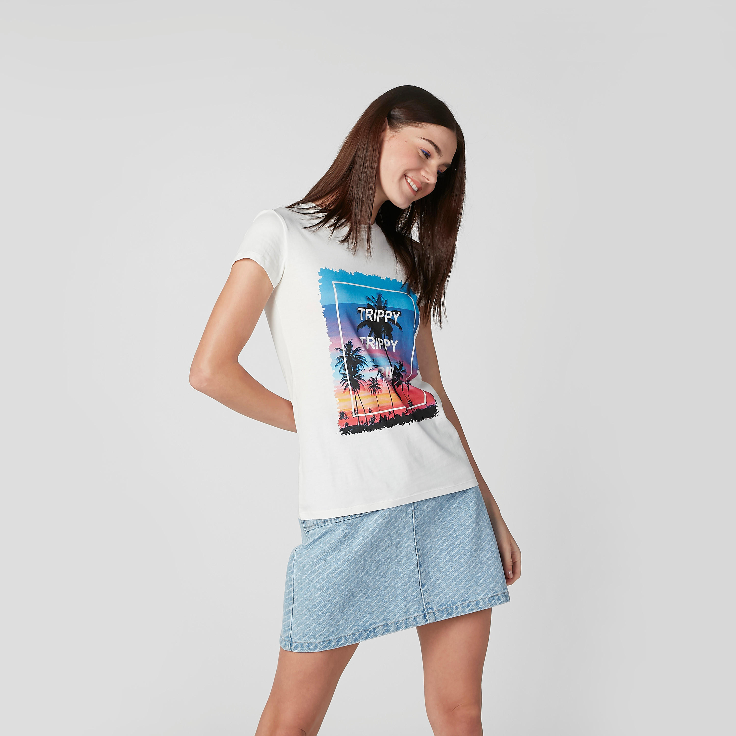 تيشيرت بياقة مستديرة وأكمام كاب وطبعات-women-clothing-tshirts-image-5