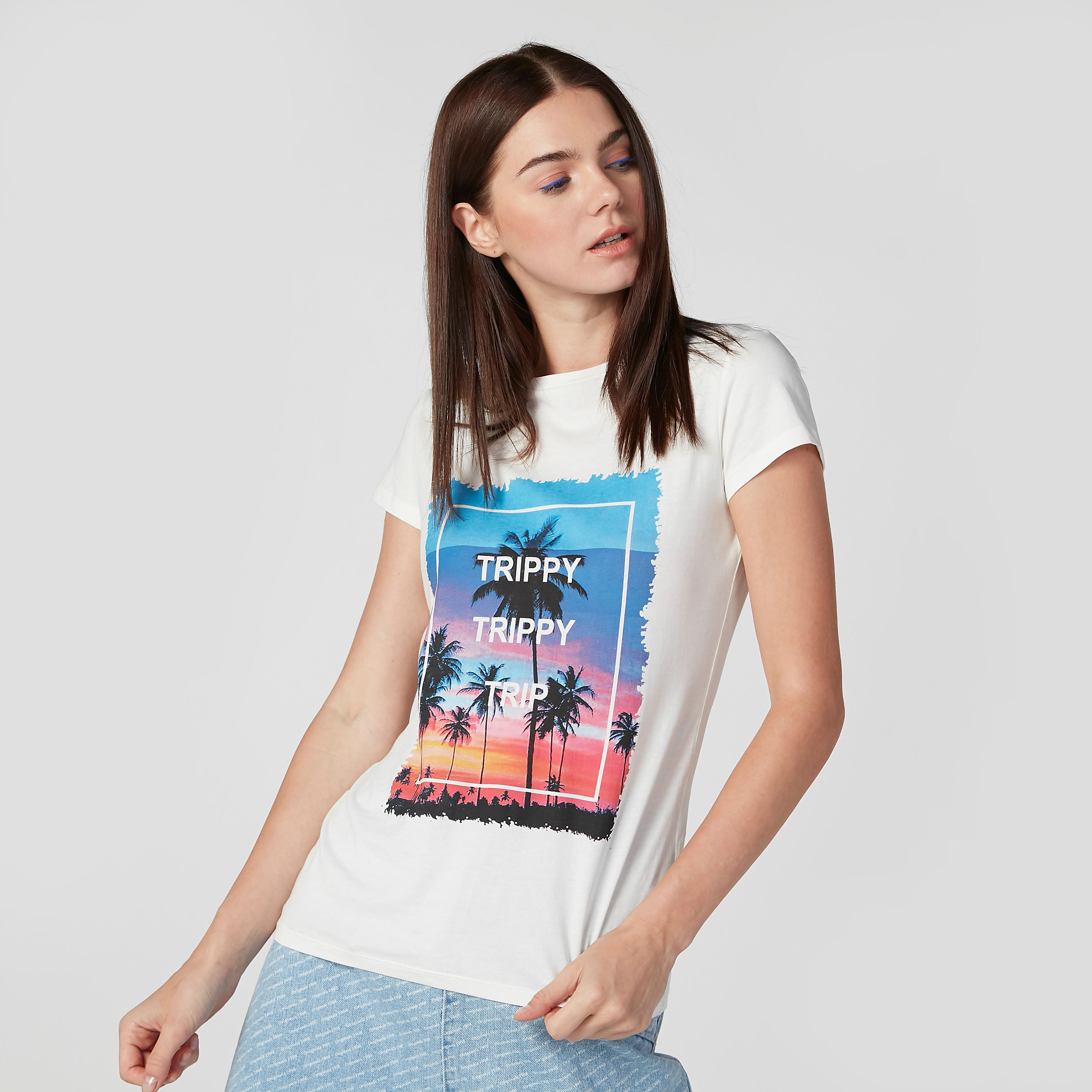 تيشيرت بياقة مستديرة وأكمام كاب وطبعات-women-clothing-tshirts-image-4