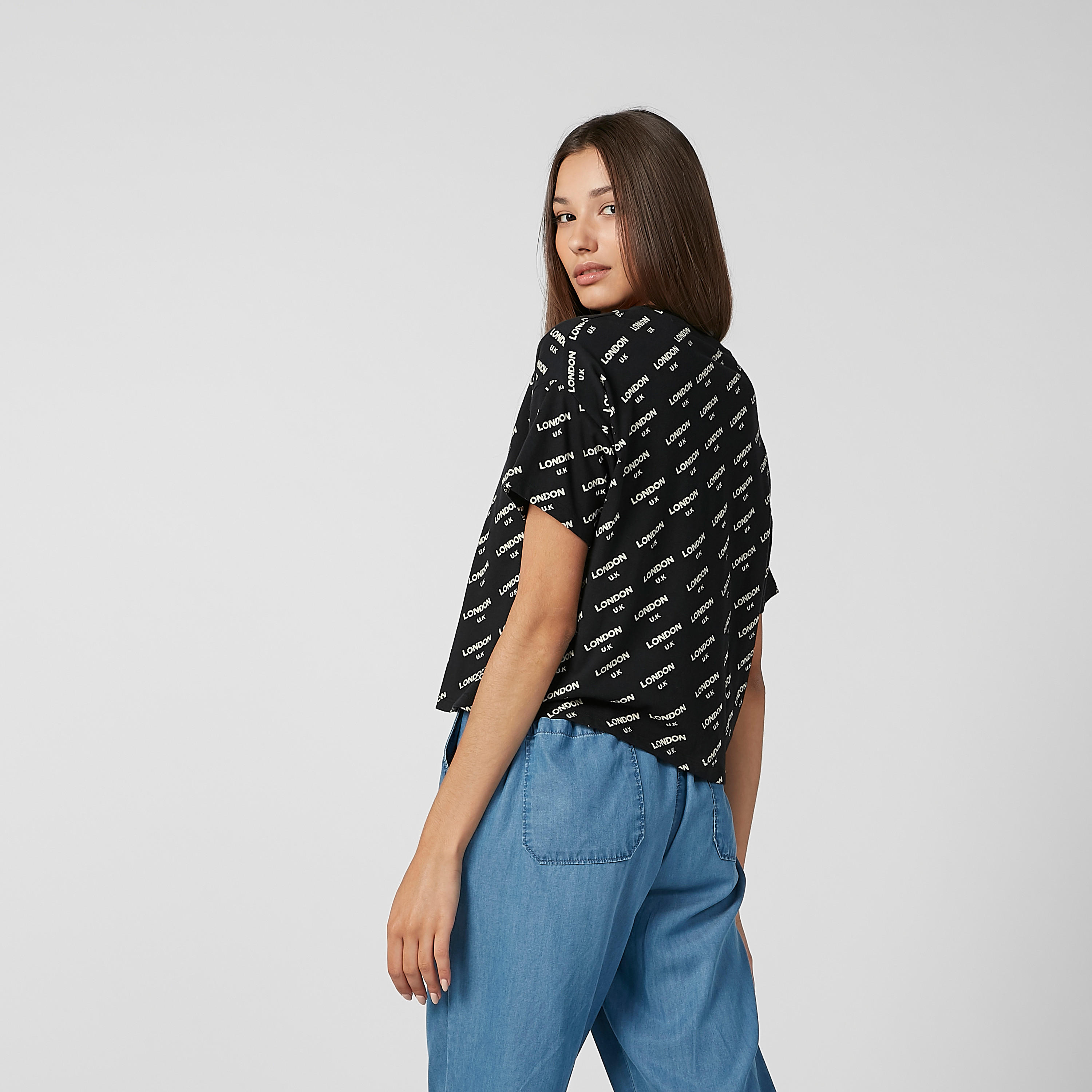 بلوزة قصيرة بياقة مستديرة وأكمام قصيرة وطبعات-women-clothing-tshirts-image-4