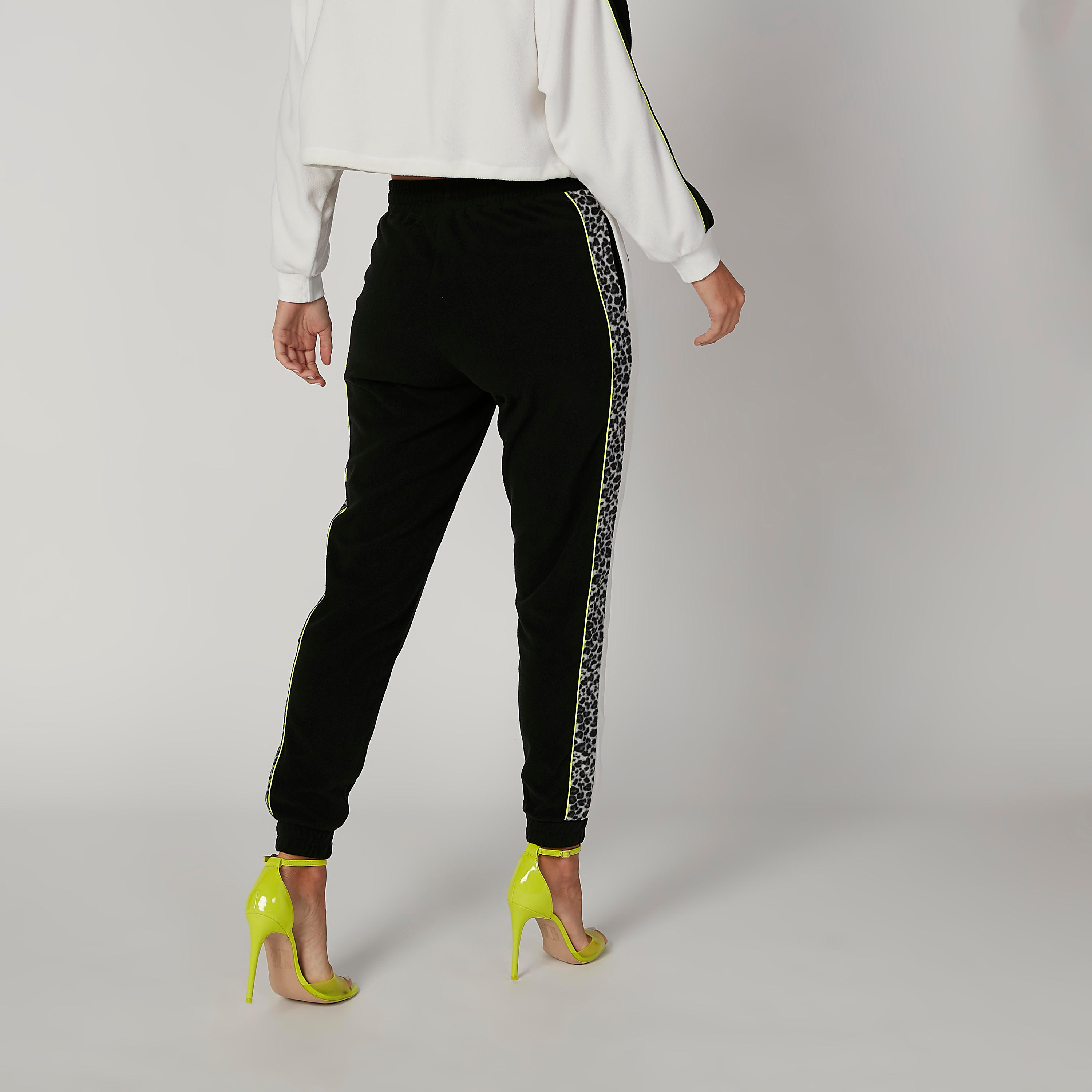 بنطلون رياضي بخصر مطّاطي متوسط الارتفاع وطبعات-women-clothing-bottoms-joggers-image-2