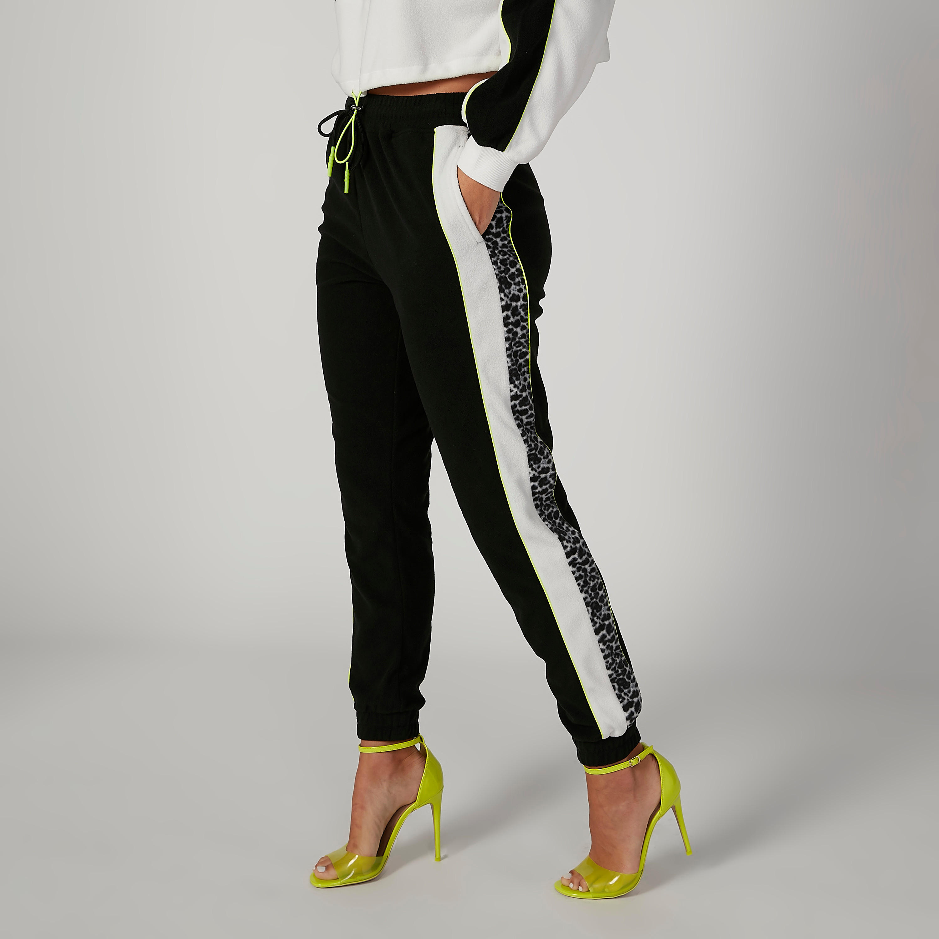 بنطلون رياضي بخصر مطّاطي متوسط الارتفاع وطبعات-women-clothing-bottoms-joggers-image-3