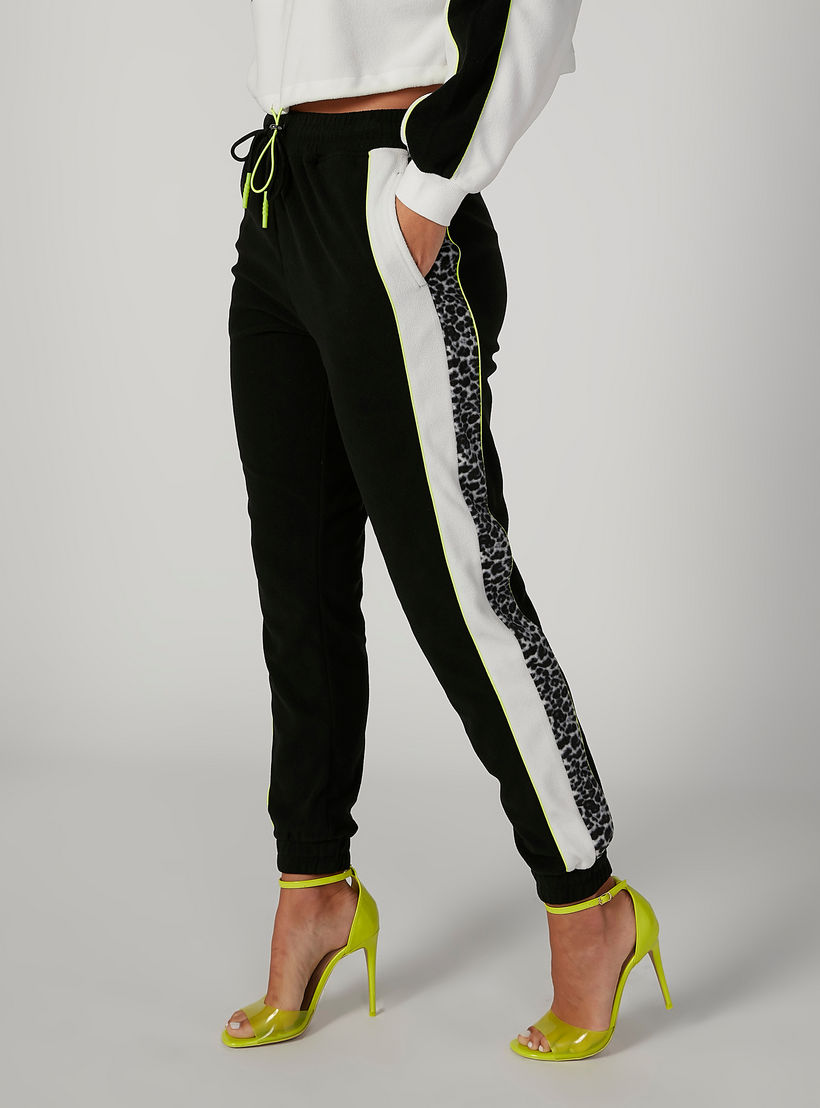بنطلون رياضي بخصر مطّاطي متوسط الارتفاع وطبعات-women-clothing-bottoms-joggers-image-3