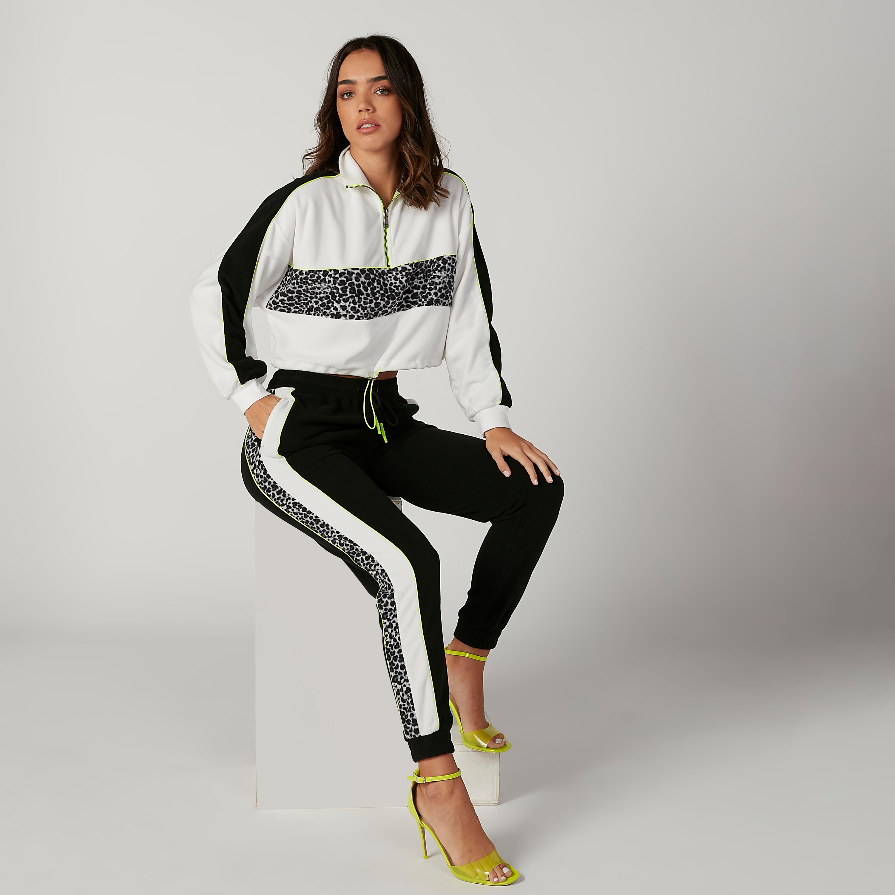 بنطلون رياضي بخصر مطّاطي متوسط الارتفاع وطبعات-women-clothing-bottoms-joggers-image-4
