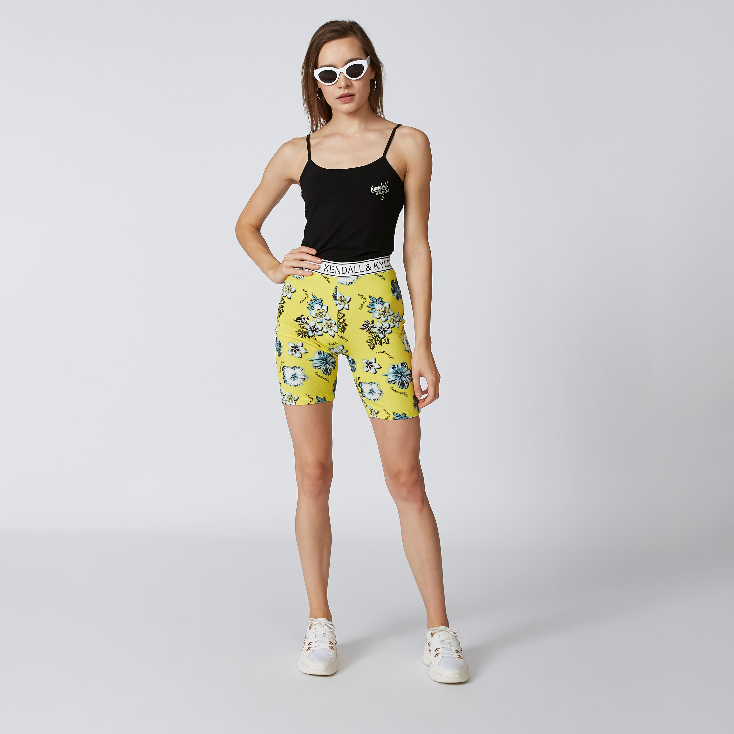 شورت بقصّة سكيني وخصر مطّاطي وطبعات من كيندال + كيلي-women-clothing-bottoms-shorts-image-1