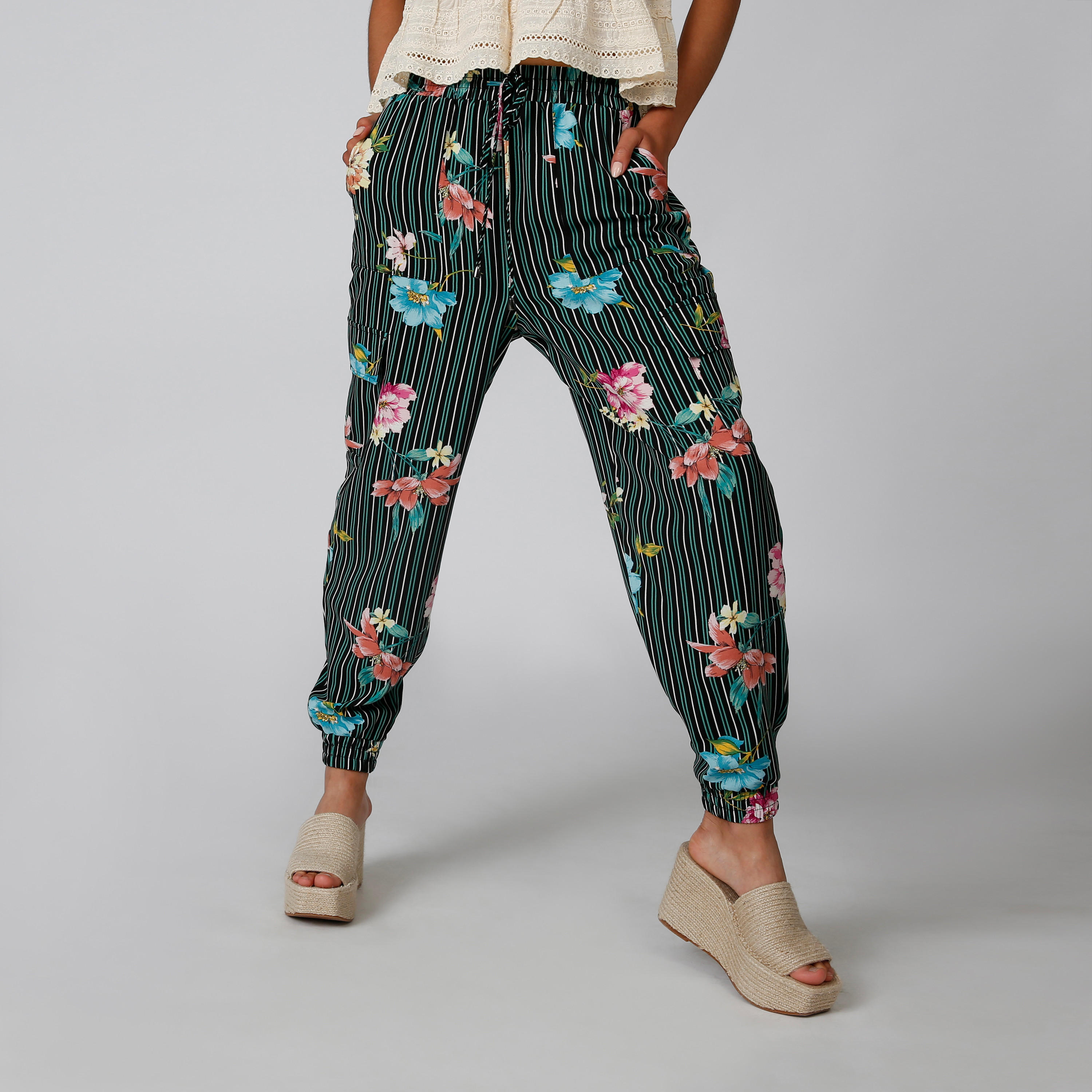 بنطلون بخصر متوسط الارتفاع وجيوب وطبعات زهرية-women-clothing-bottoms-trousers-image-1