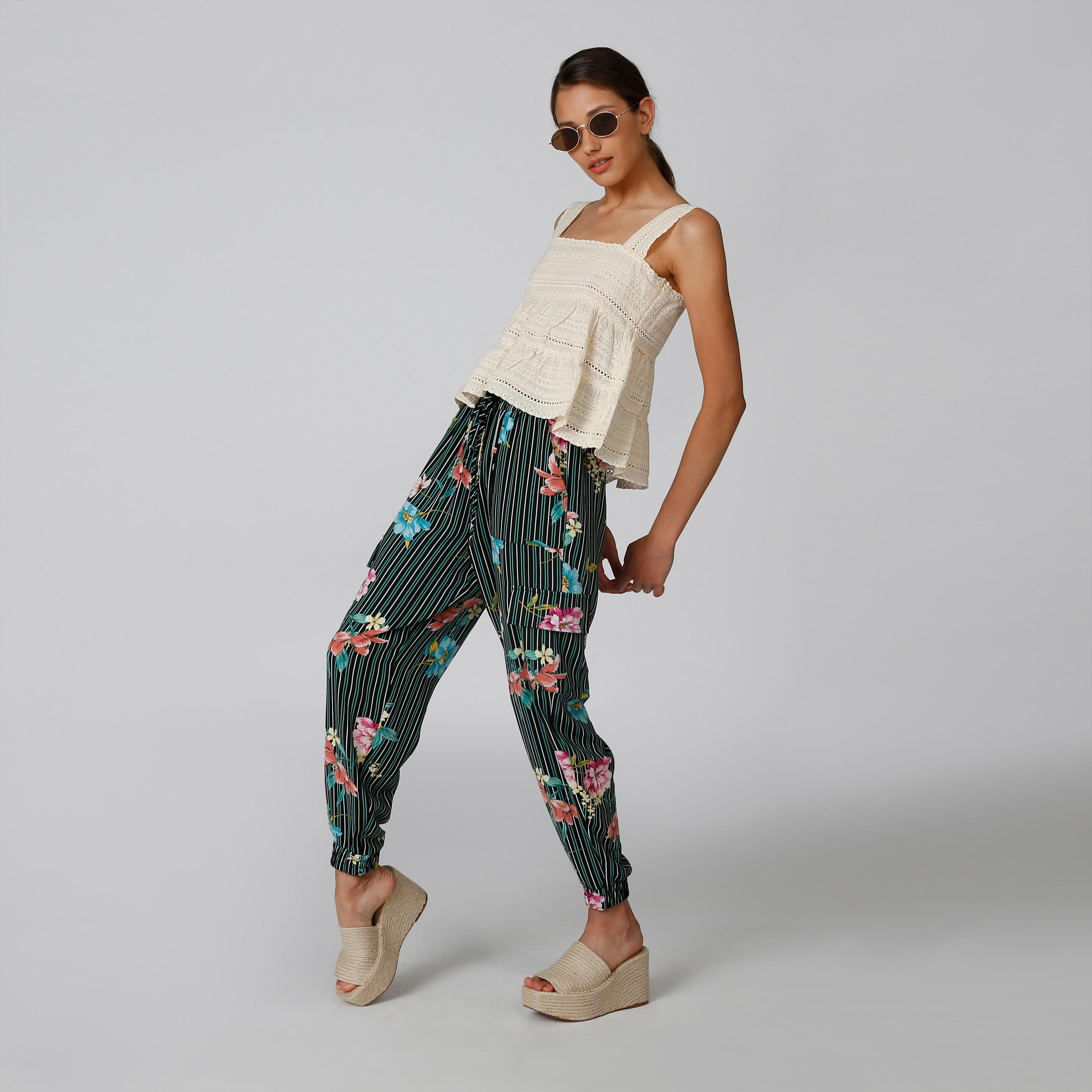 بنطلون بخصر متوسط الارتفاع وجيوب وطبعات زهرية-women-clothing-bottoms-trousers-image-2