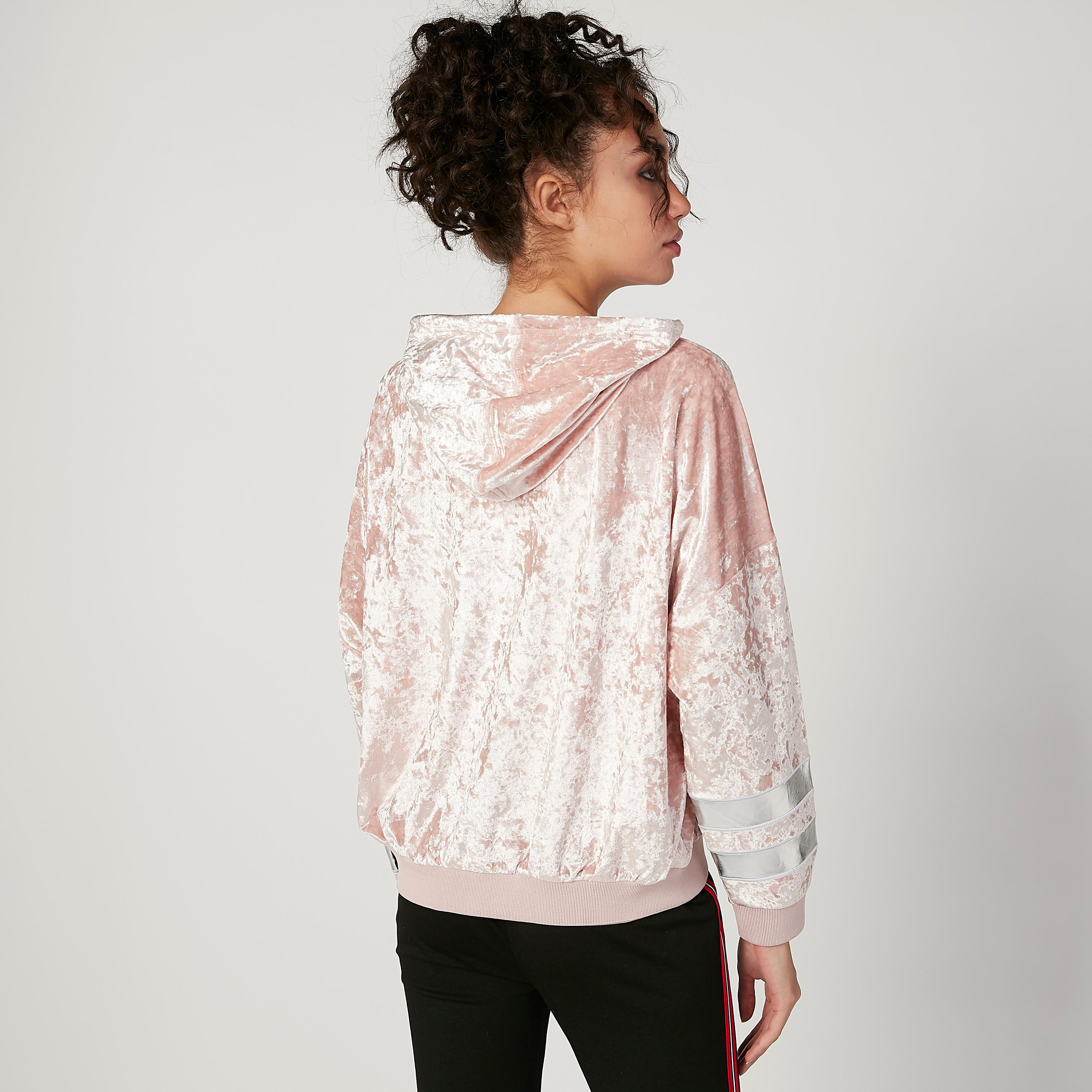 سويت شيرت بارز الملمس بقبعة وأكمام طويلة-women-winterwear-hoodiesandsweatshirts-hoodies-image-3