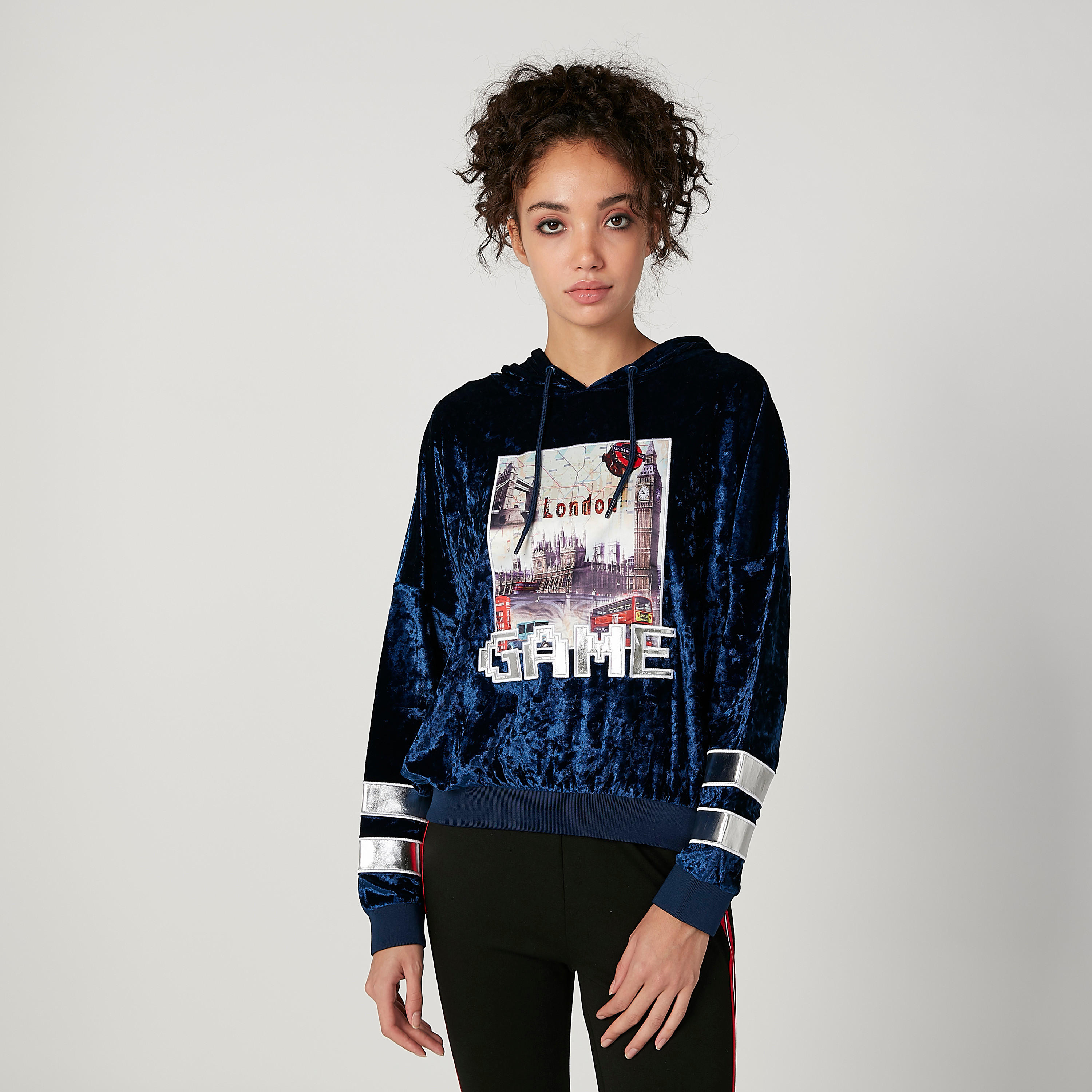 بلوزة سويت بأكمام طويلة وقبعة وطبعات-women-winterwear-hoodiesandsweatshirts-hoodies-image-1
