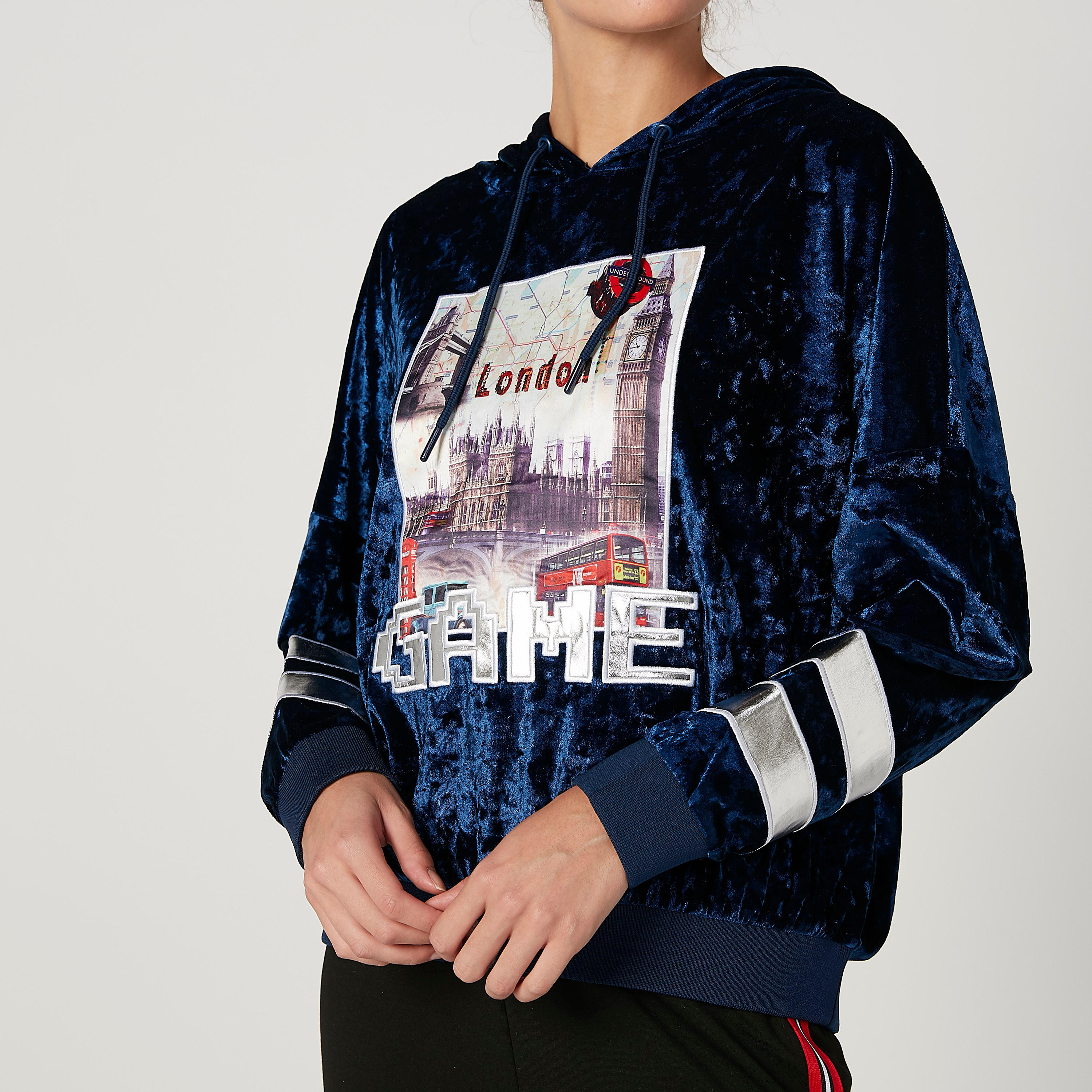 بلوزة سويت بأكمام طويلة وقبعة وطبعات-women-winterwear-hoodiesandsweatshirts-hoodies-image-2
