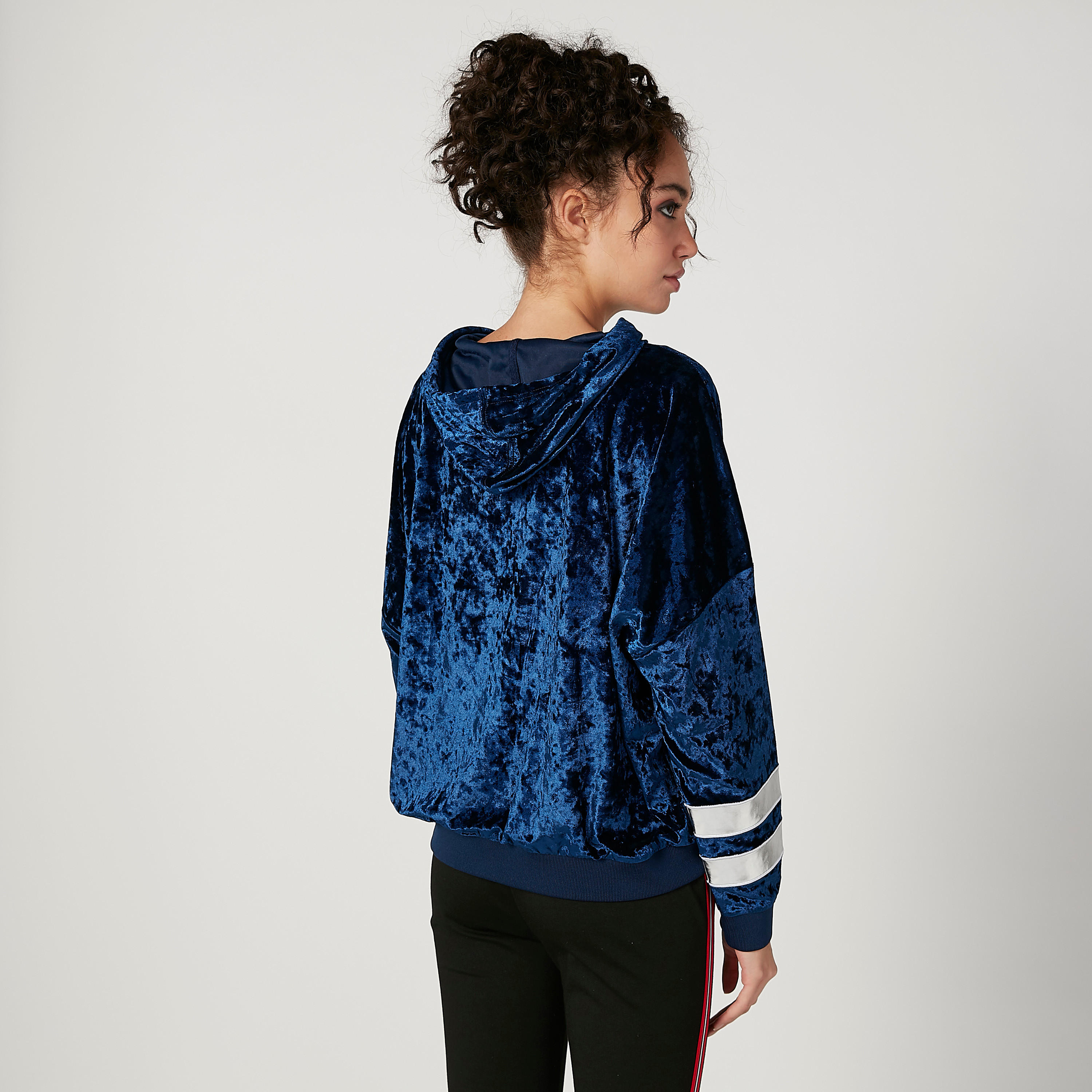بلوزة سويت بأكمام طويلة وقبعة وطبعات-women-winterwear-hoodiesandsweatshirts-hoodies-image-3