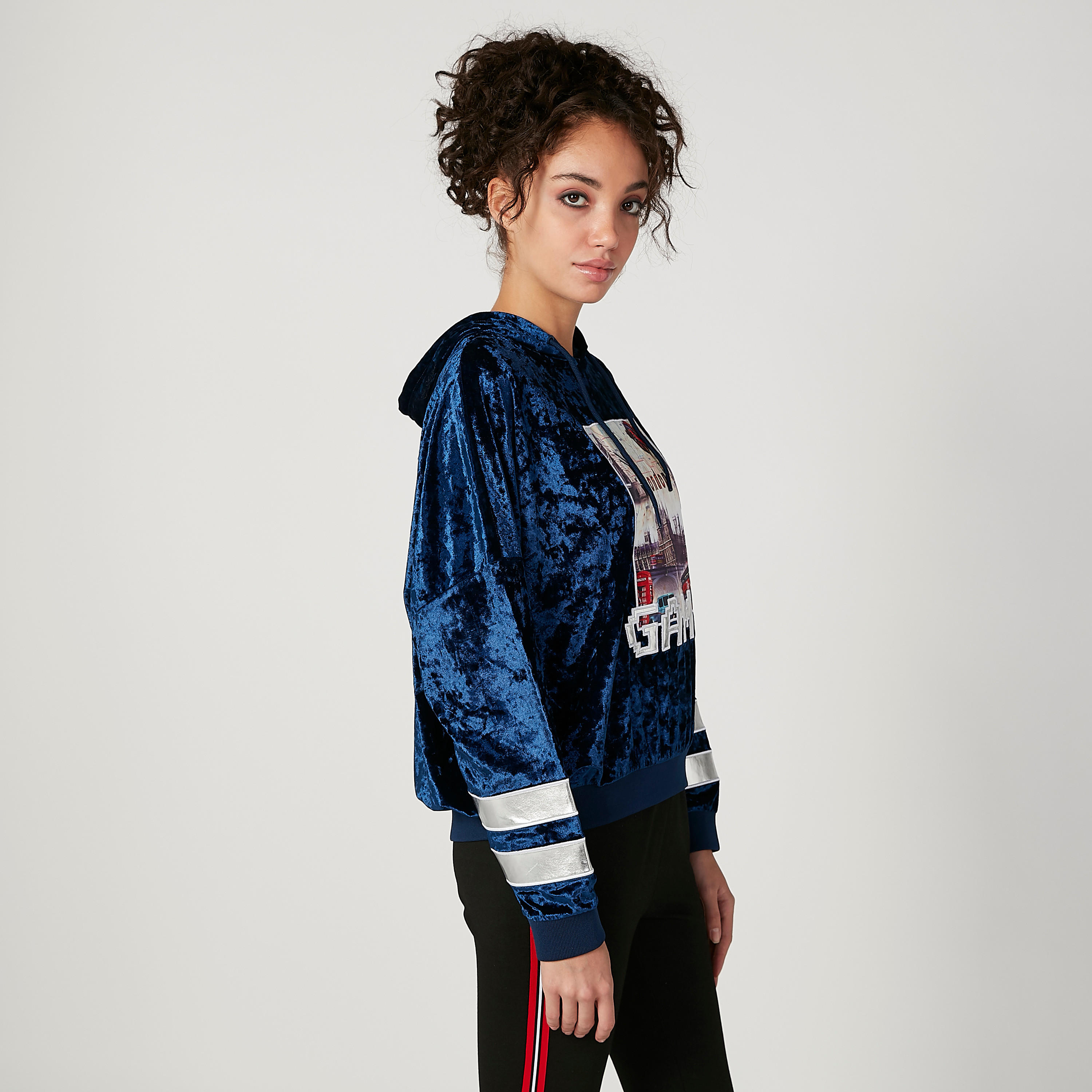 بلوزة سويت بأكمام طويلة وقبعة وطبعات-women-winterwear-hoodiesandsweatshirts-hoodies-image-4