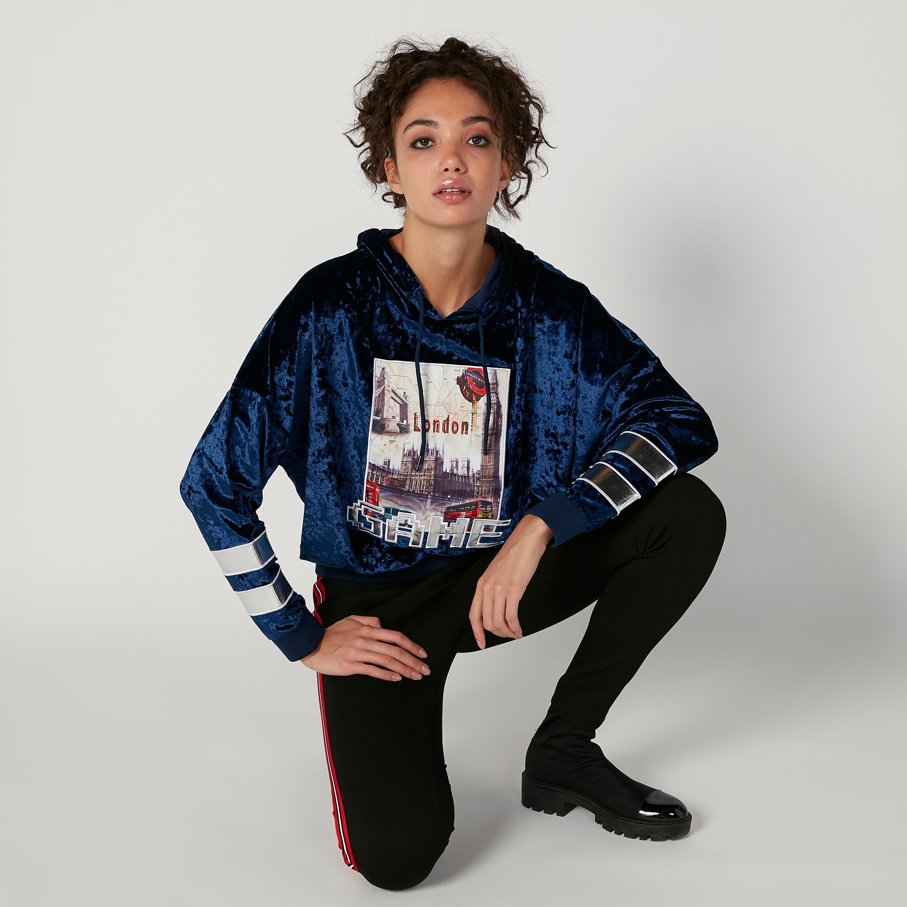 بلوزة سويت بأكمام طويلة وقبعة وطبعات-women-winterwear-hoodiesandsweatshirts-hoodies-image-5