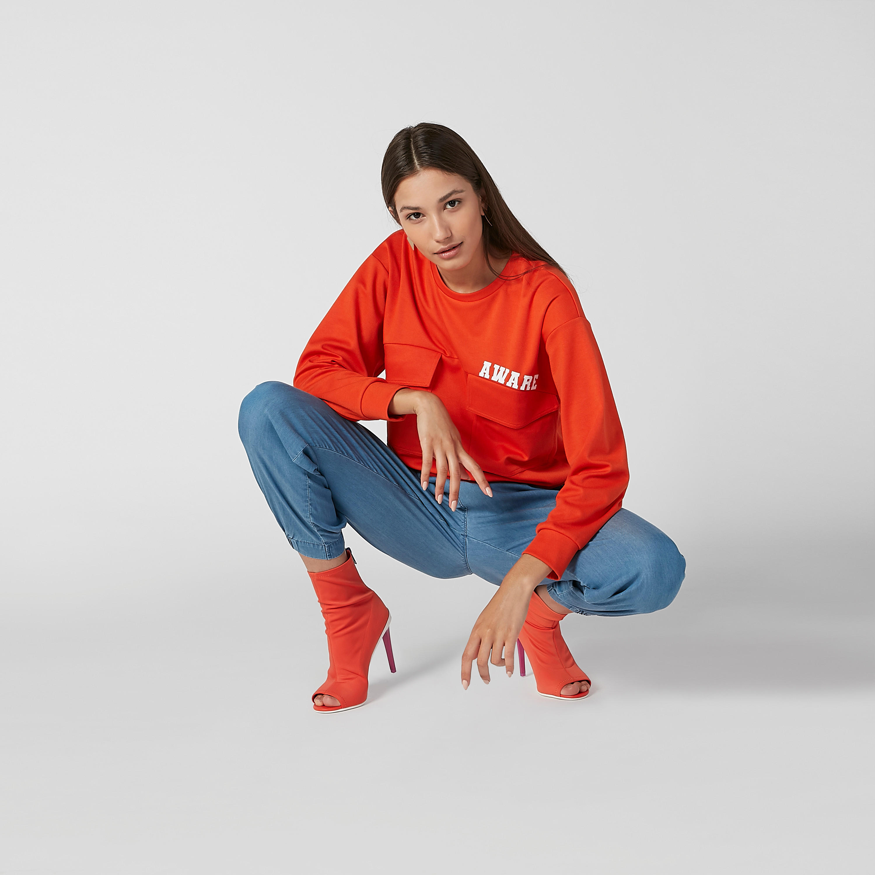 سويت شيرت بياقة مستديرة وأكمام طويلة وطبعات-women-winterwear-hoodiesandsweatshirts-sweatshirts-image-2