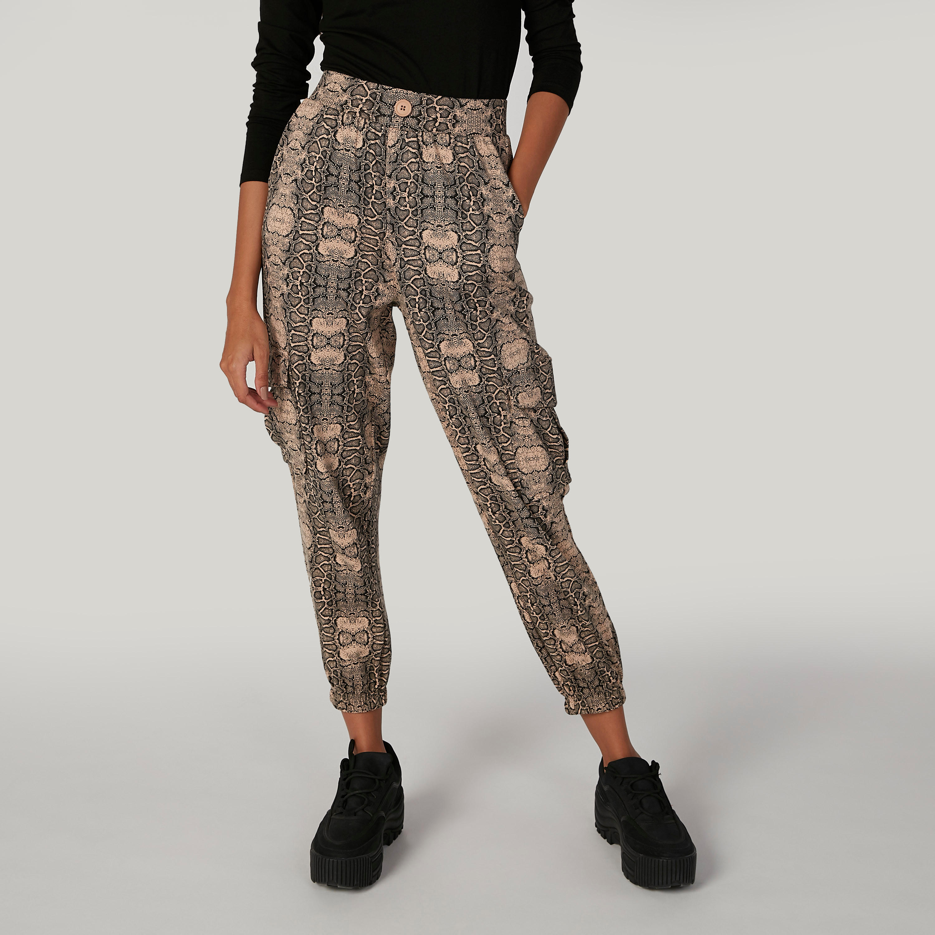 بنطلون واسع بخصر مطاطي وجيوب وطبعات حيوانات-women-clothing-bottoms-trousers-image-1