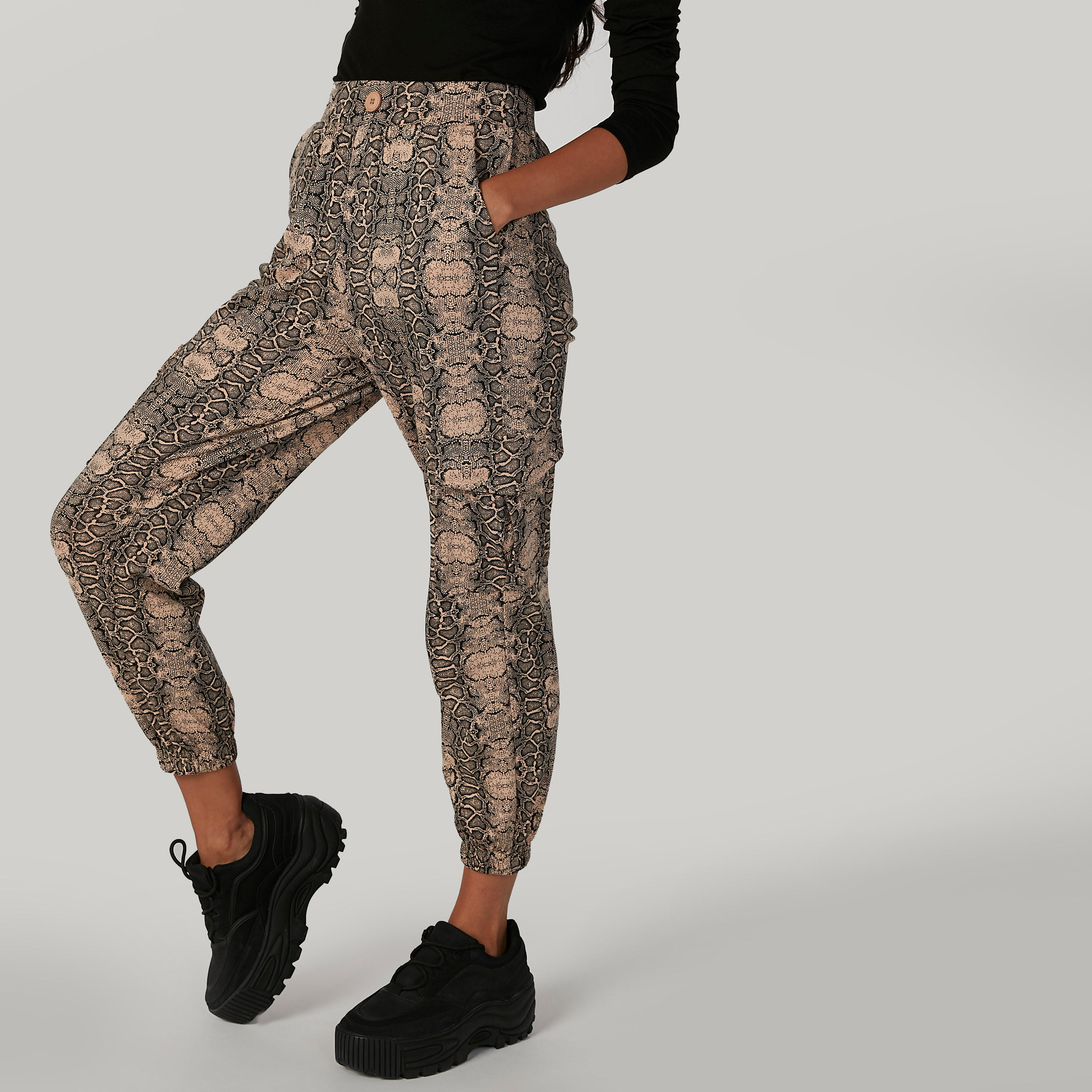 بنطلون واسع بخصر مطاطي وجيوب وطبعات حيوانات-women-clothing-bottoms-trousers-image-3