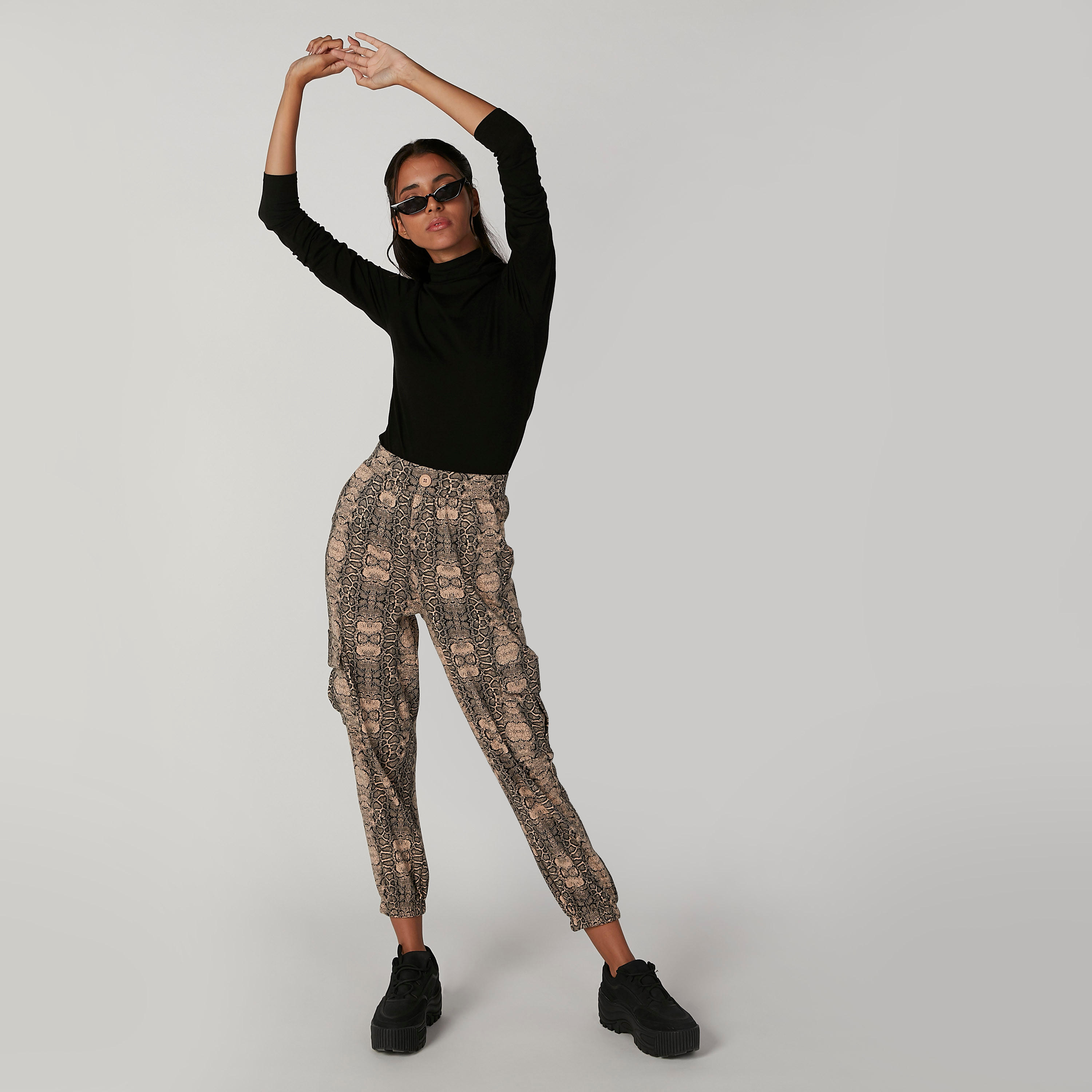 بنطلون واسع بخصر مطاطي وجيوب وطبعات حيوانات-women-clothing-bottoms-trousers-image-4