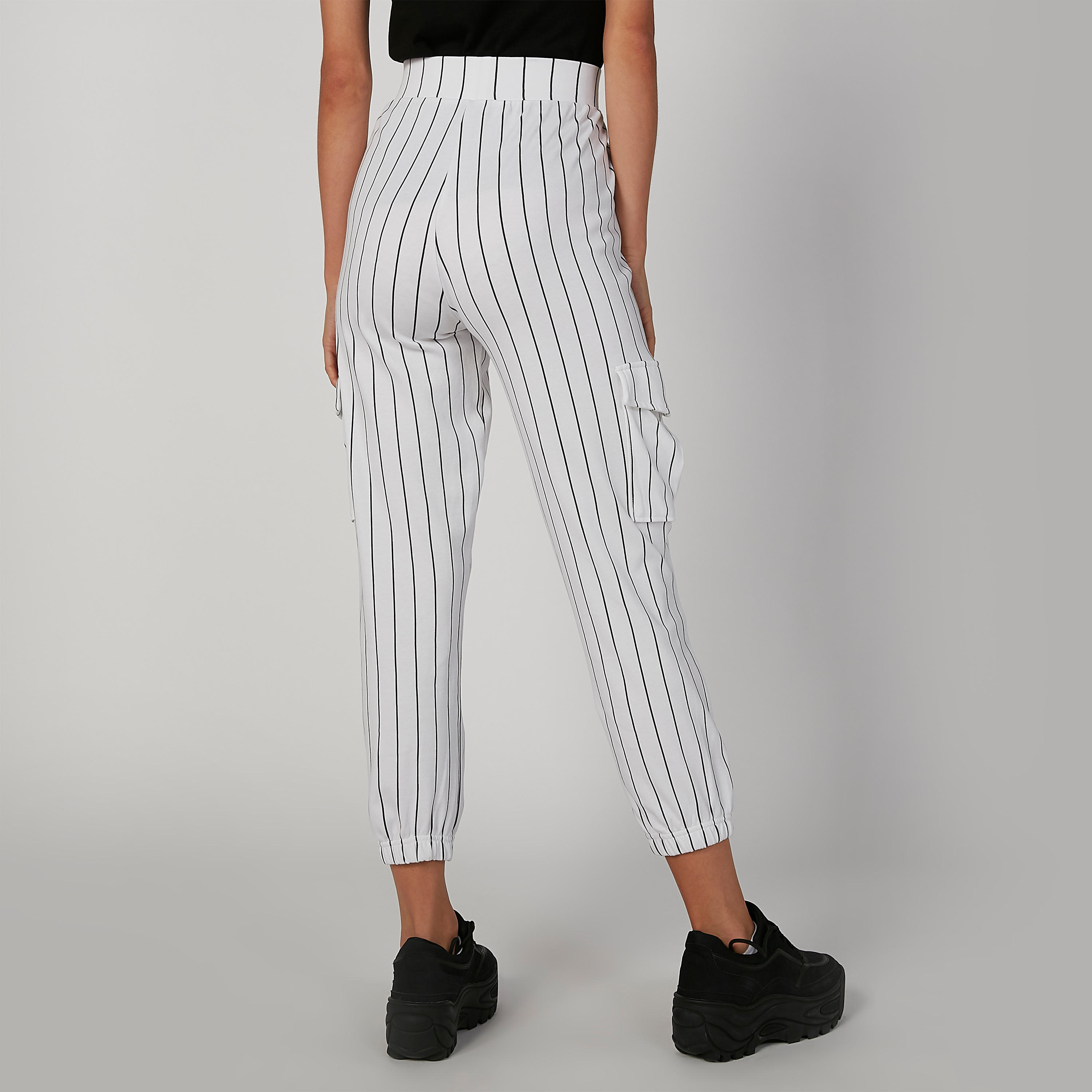 بنطلون رياضي مقلّم بخصر مرتفع وجيوب-women-clothing-bottoms-joggers-image-3