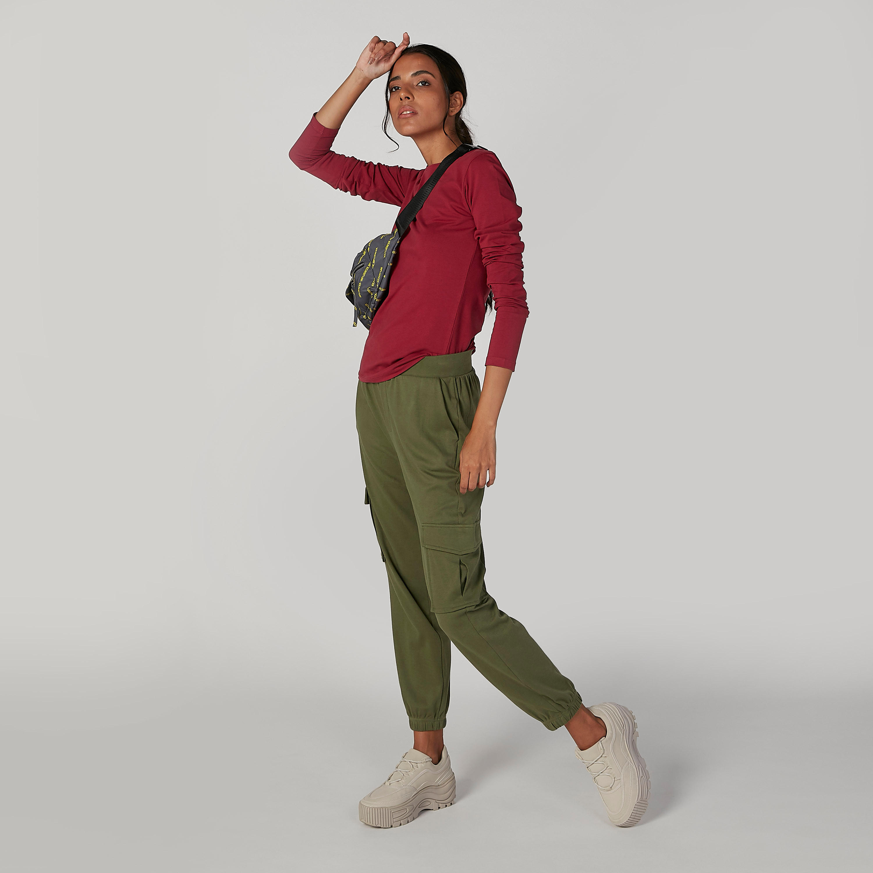 بنطلون رياضي سادة بخصر مطّاطي متوسط الارتفاع وجيوب-women-clothing-bottoms-joggers-image-4