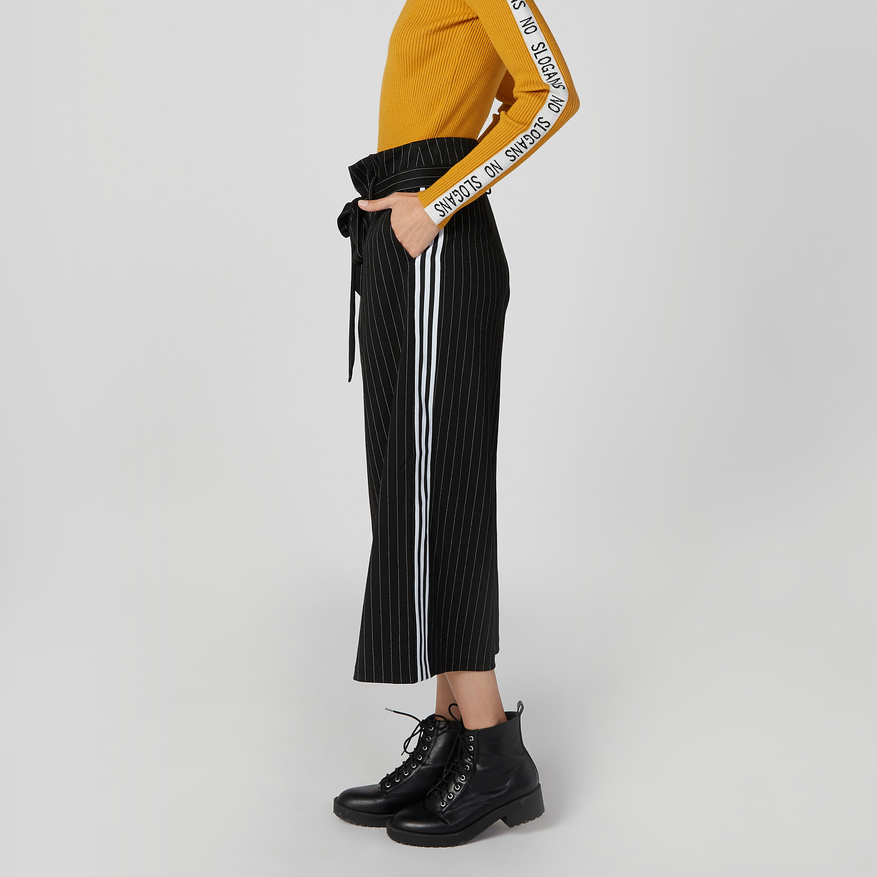 بنطلون واسع الساقين مقلّم بجيوب وأربطة-women-clothing-bottoms-trousers-image-3